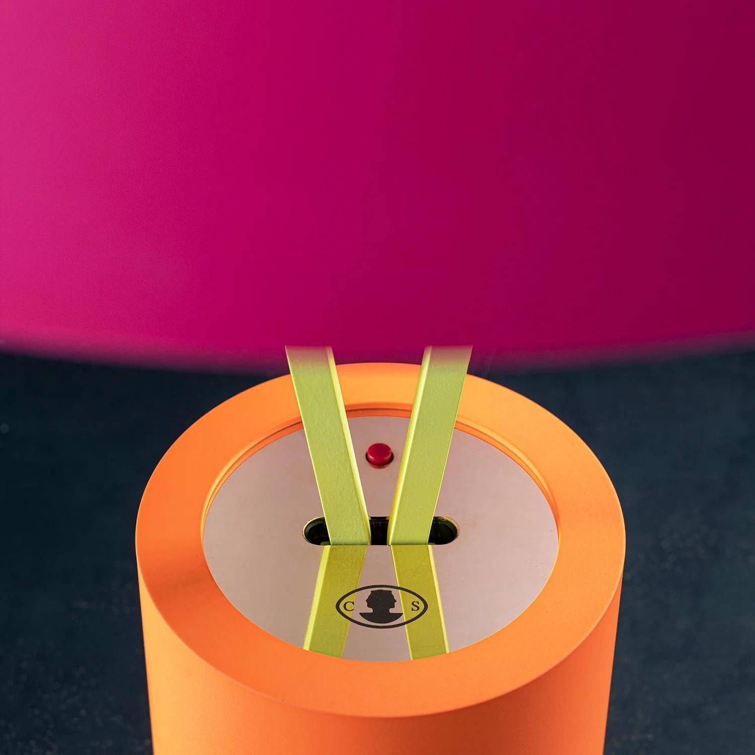 XXIe siècle et contemporain Lampe à poser led Catellani & Smith Ale BIG - Orange fluo-brass base-jaune fluo en vente