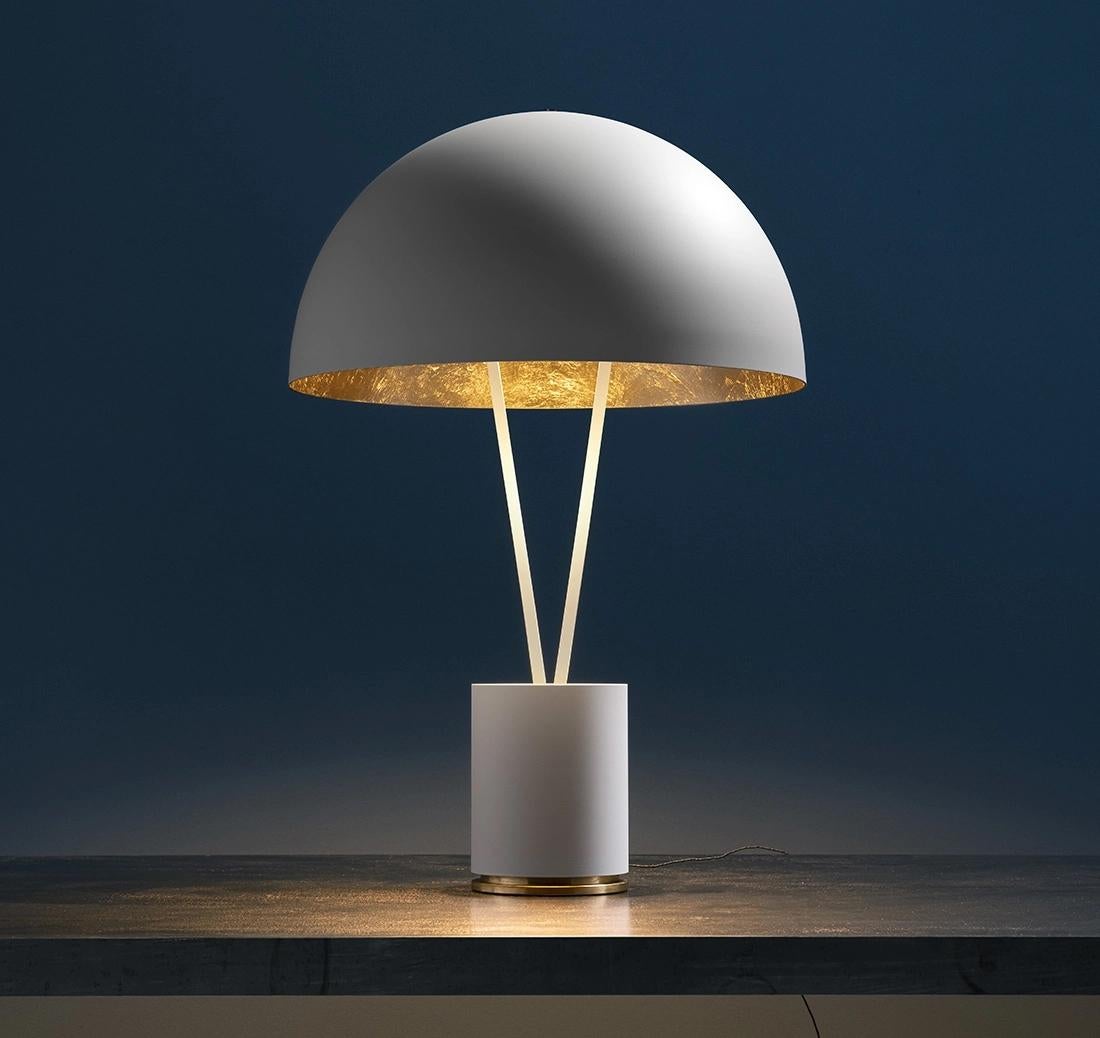 L'Eleg BIGLI, conçue par Enzo Catellani pour Catellani & Smith, est une lampe de table vibrante et élégante qui incarne l'utilisation joyeuse de la couleur dans la conception de l'éclairage. Inspiré par la collection PostKrisi de 2004, qui a