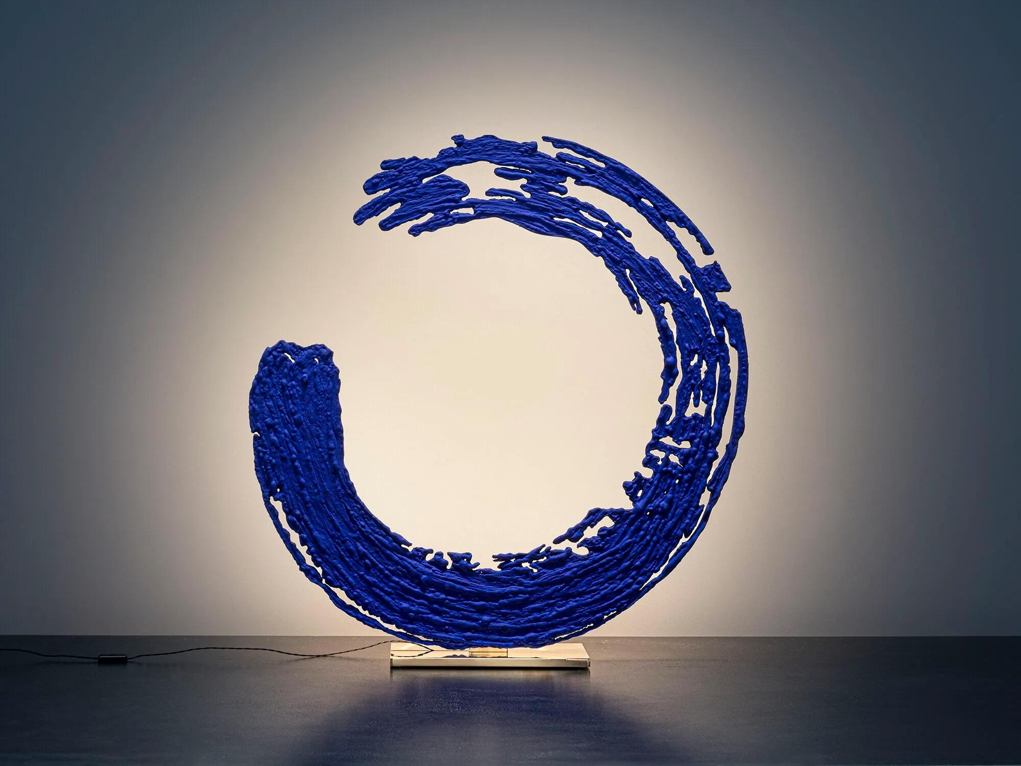 Brand: Catellani & Smith
Design: Enzo Catellani
Model: Ensō

The Ensō Table Lamp by Catellani & Smith, designed by Enzo Catellani, draws inspiration from the Japanese art of calligraphy. Reflecting on his time studying calligraphy in Japan,