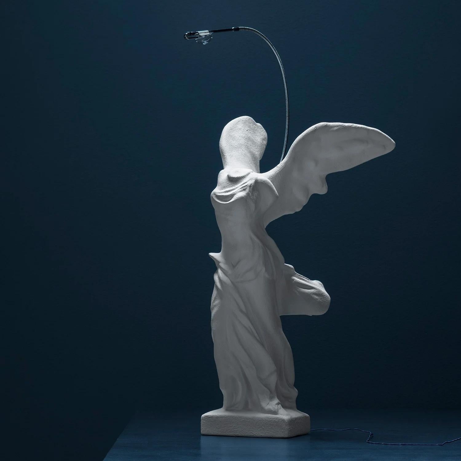 La Nike, che fa parte della collezione Timeless Objects di Catellani & Smith, incarna l'anima classica del marchio. Questa collezione raccoglie tutte le creazioni, passate e future, di Enzo Catellani, sottolineando la gioia di creare un gesto