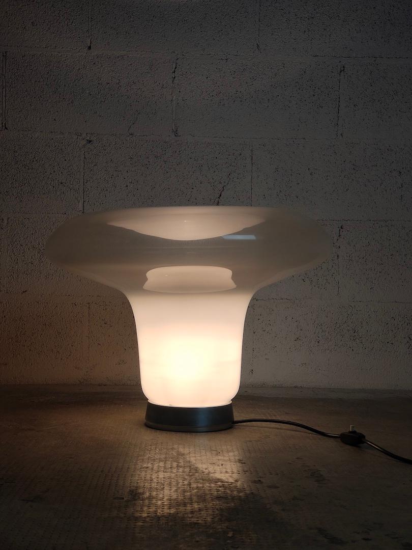 Lampe de table Lesbo en verre soufflé par Angelo Mangiarotti pour Artemide 70s

La lampe Lesbo est un symbole du design '' made in Italy '' des années 70. Il a été conçu en 1967 par le grand architecte et designer industriel Angelo Mangiarotti. Sa