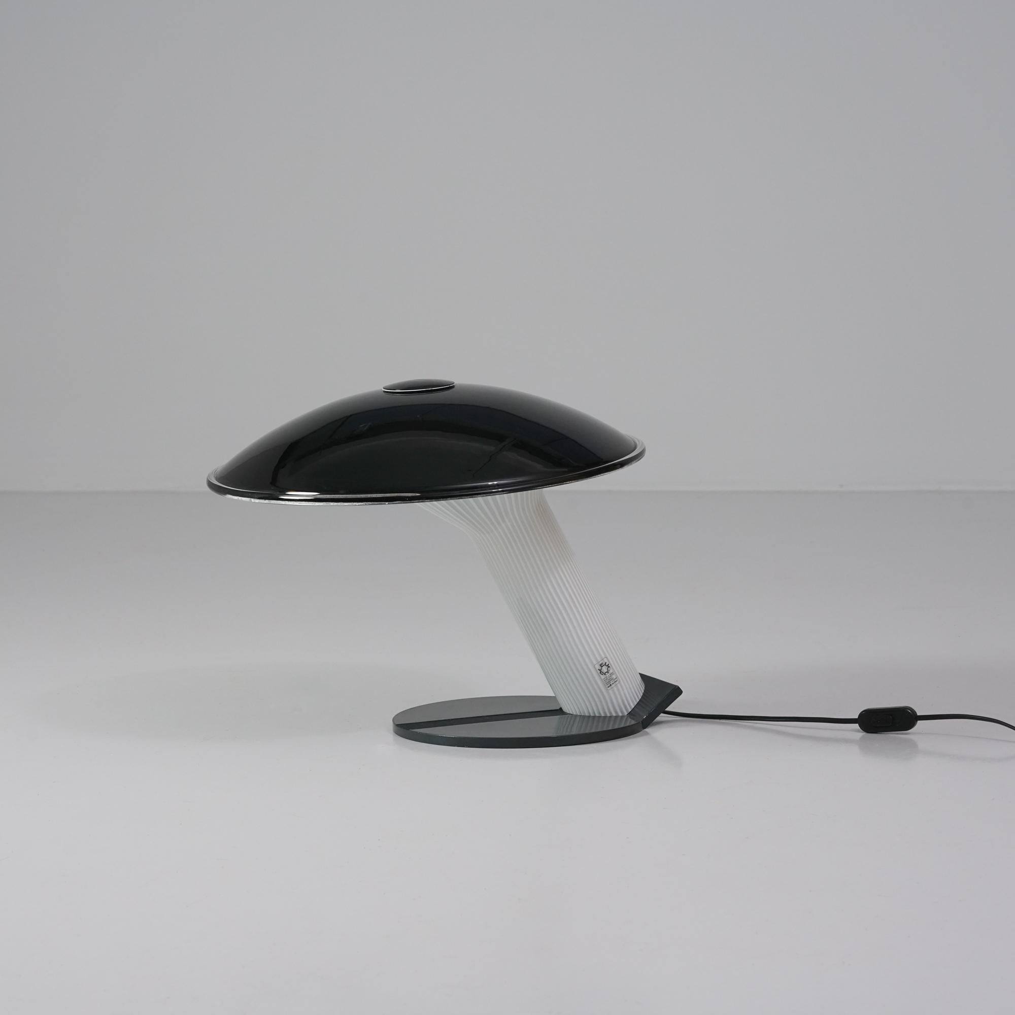 Lampe de table, fabriquée par Leucos, Italie, années 1970. Verre et métal. Marqué. Bon état vintage, patine d'usage. 