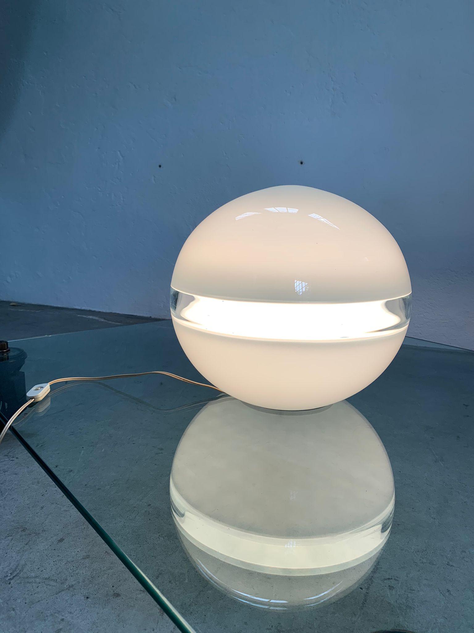 Table lamp LT 231 by Carlo Nason for Mazzega, Italia, 1970s

Beautiful lamp model LT 231 in glass produced for Mazzega, sphere in transparent colorless and white glass. 