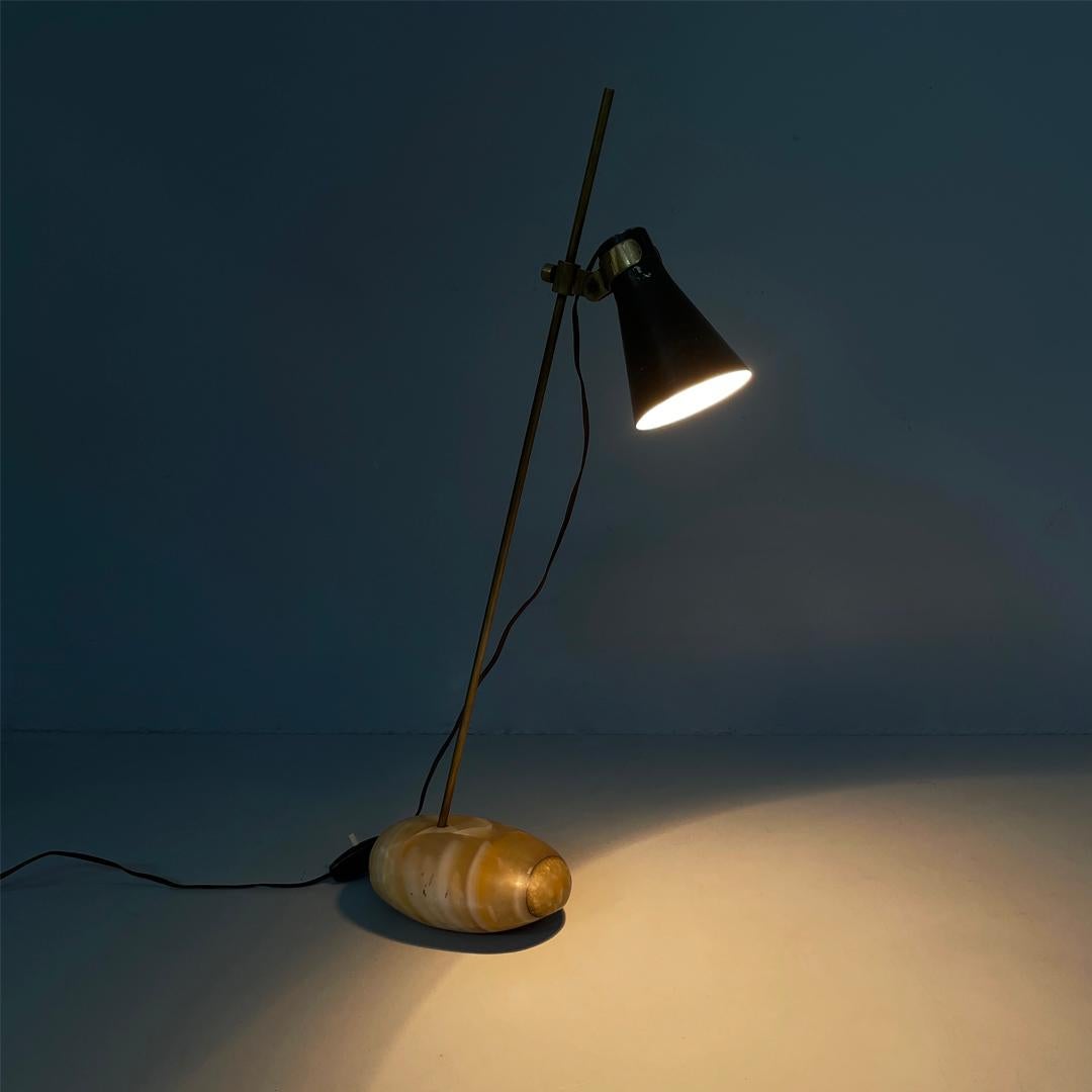 Lampada da tavolo in ottone e onice LTA1 Sasso di Luigi Caccia Dominioni per Azucena, anni '50
Lampada da tavolo mod. LTA1 Sasso. La base è costituita da una pietra di onice allungata e arrotondata con sfumature e striature nei toni del beige e del