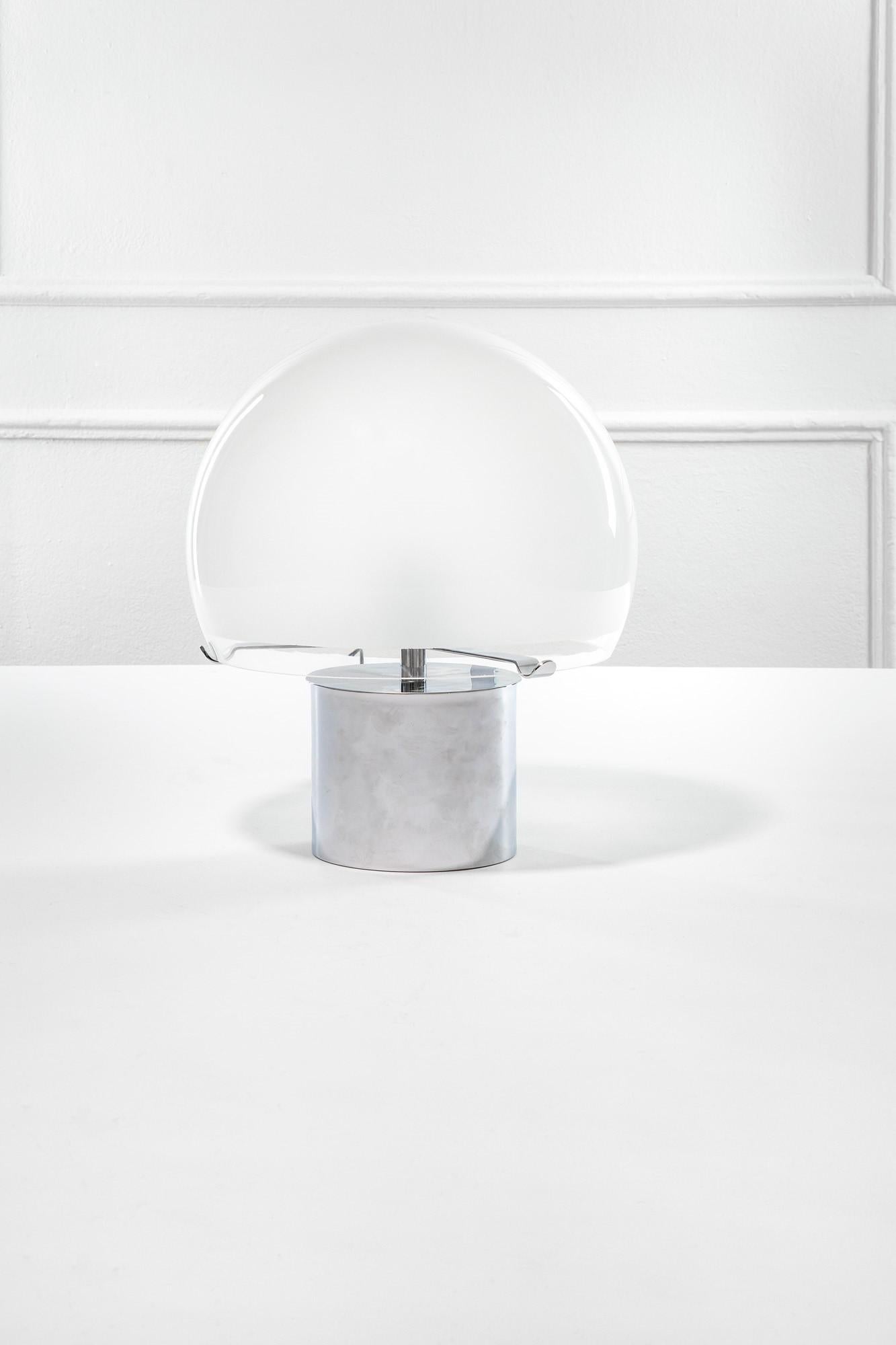 Luigi Caccia Dominioni - Lampe de table mod. LTA6 Porcino
Détails du produit
Laiton chromé poli, verre soufflé dépoli à l'intérieur avec bandeau transparent.
Production : Azucena, design à partir de 1967
Dimensions : h 42 cm, diamètre du