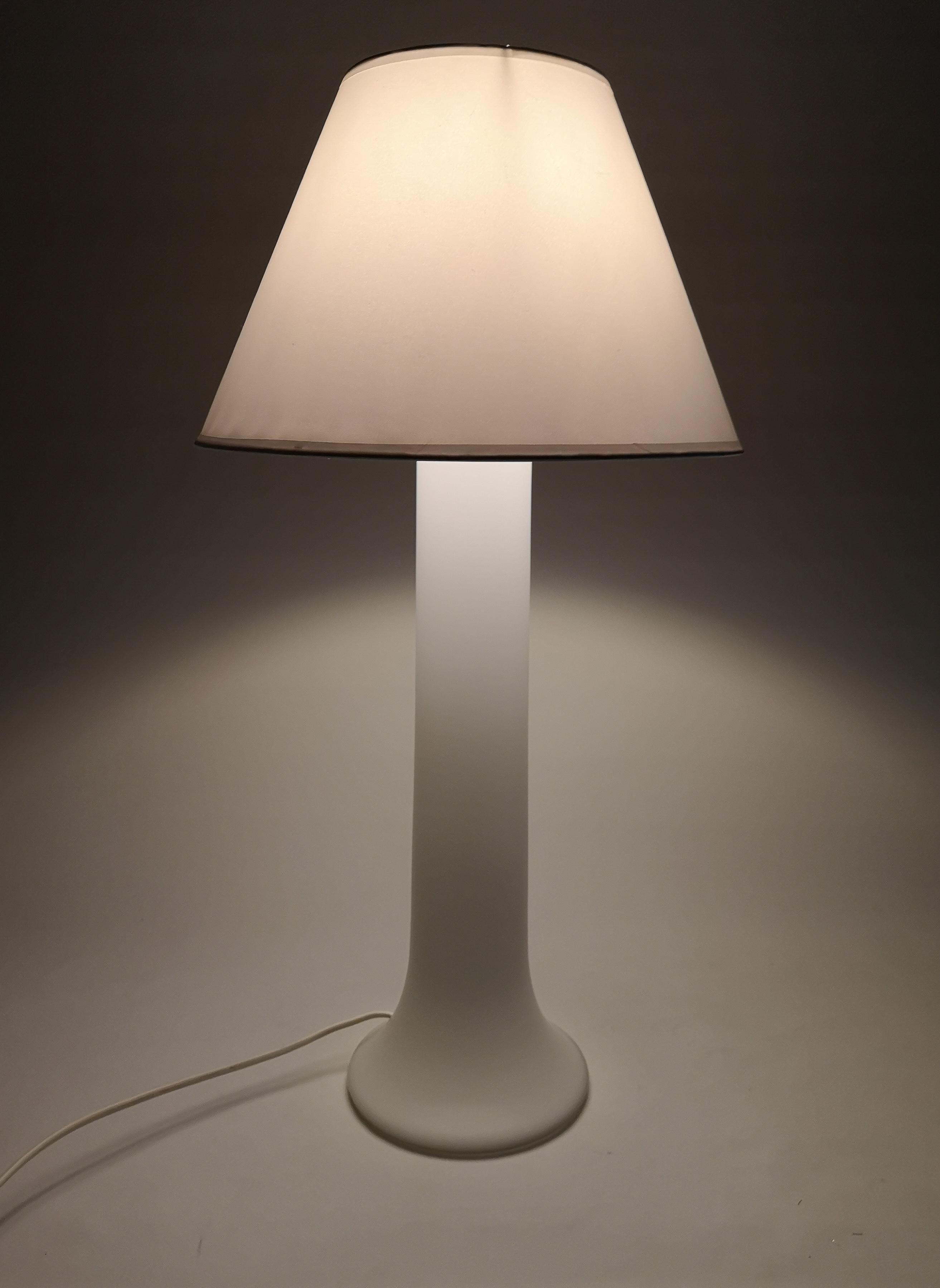Lampada da tavolo in vetro prodotta da Luxus Sweden negli anni '60.

Ottime condizioni. Il paralume non è originale. 

Misura H 60 cm con il paralume, P 15 cm.
 