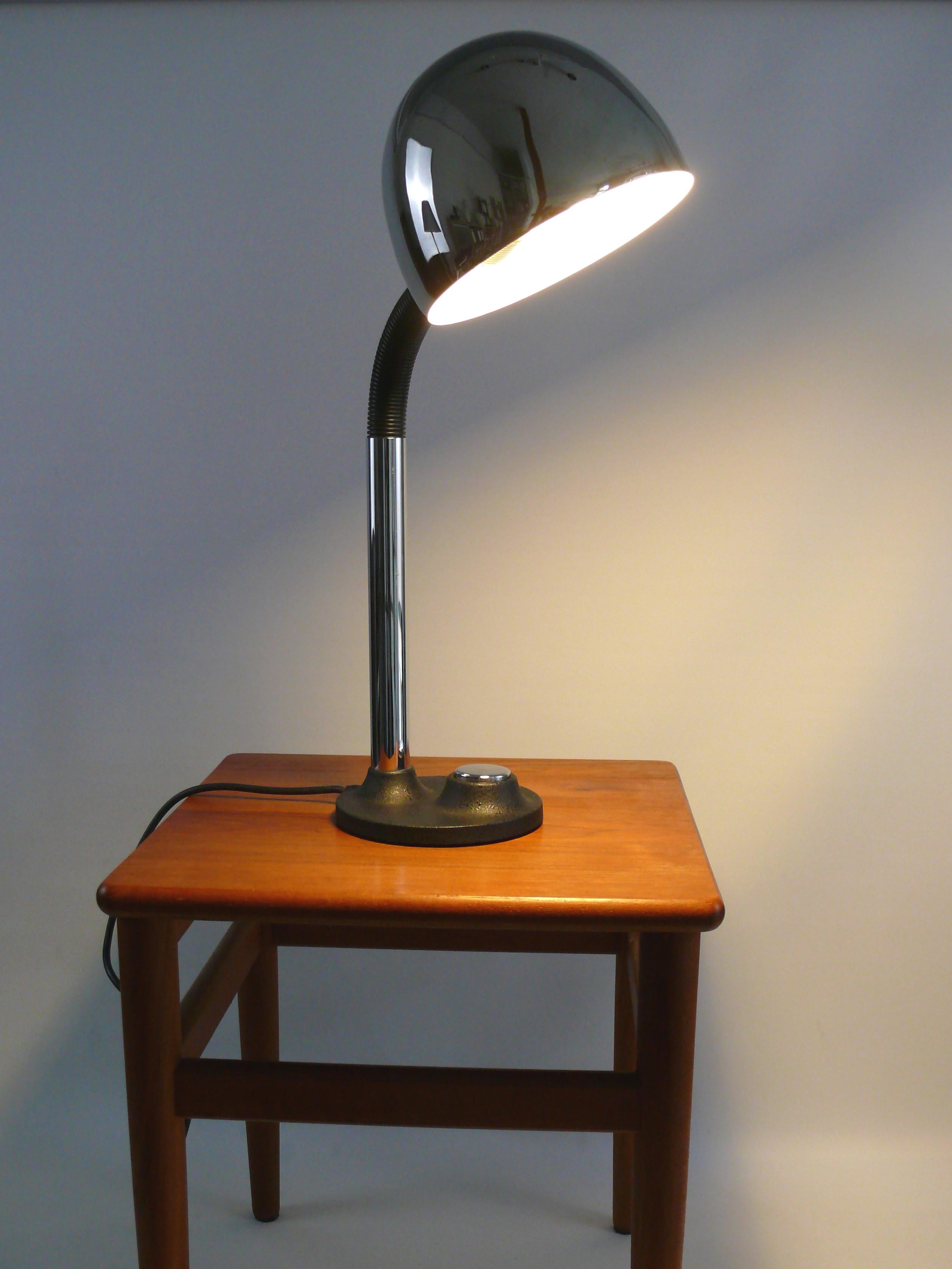 Sehr gut erhaltene, große Schreibtischlampe aus den 1960er - 1970er Jahren von Egon Hillebrand. Die Leuchte ist aus schwarz lackiertem Metall und verchromten Elementen sowie einem kunststoffbeschichteten Schwanenhals gefertigt. Die Schreibtischlampe