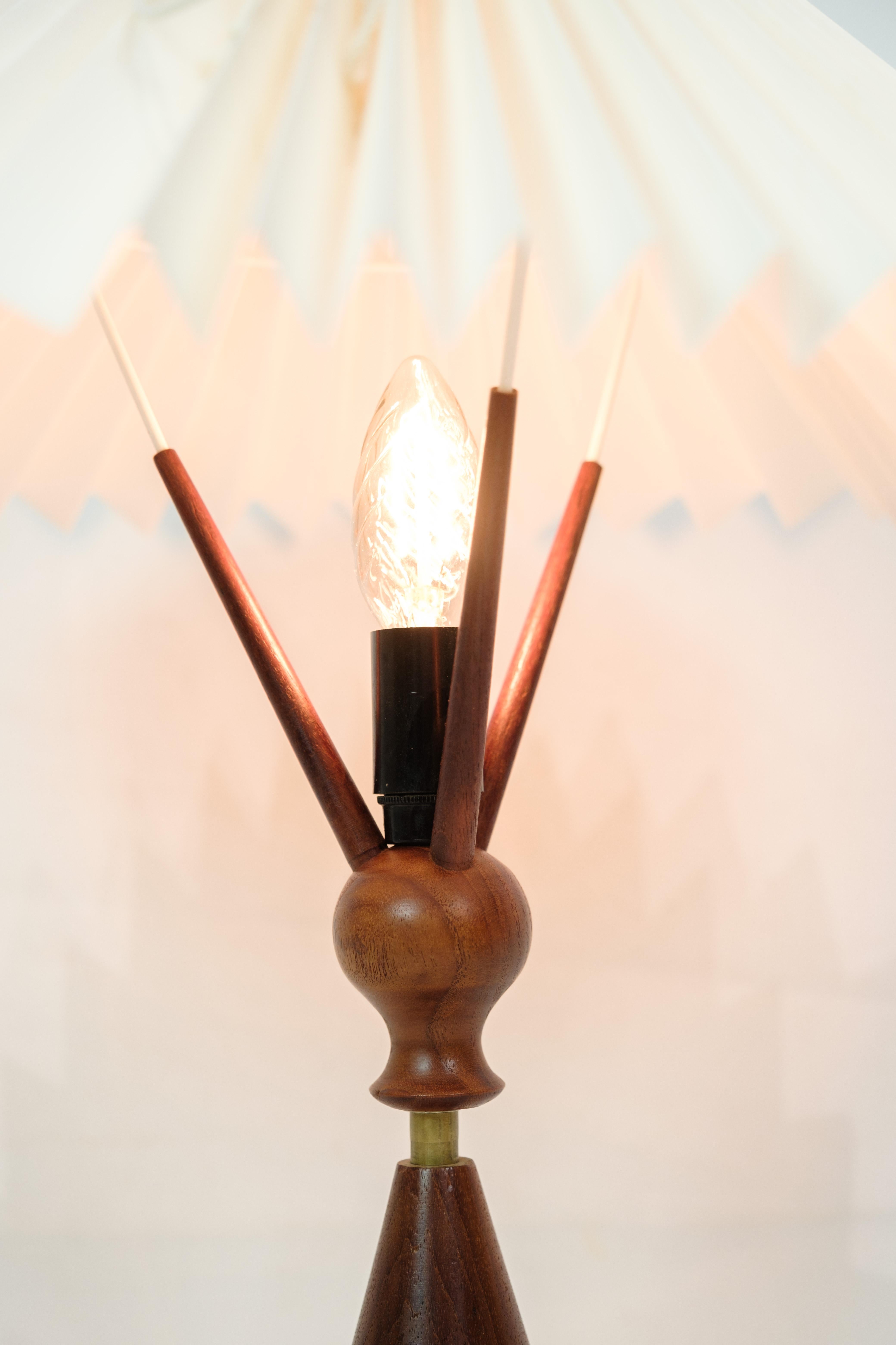 Table lamp made of teak with matching shade, Danish design in the 1960s. The lamp is made in a minimalist style, where the teak wood gives a warm and natural look.

The screen completes the design with a simple and functional shape. This table lamp