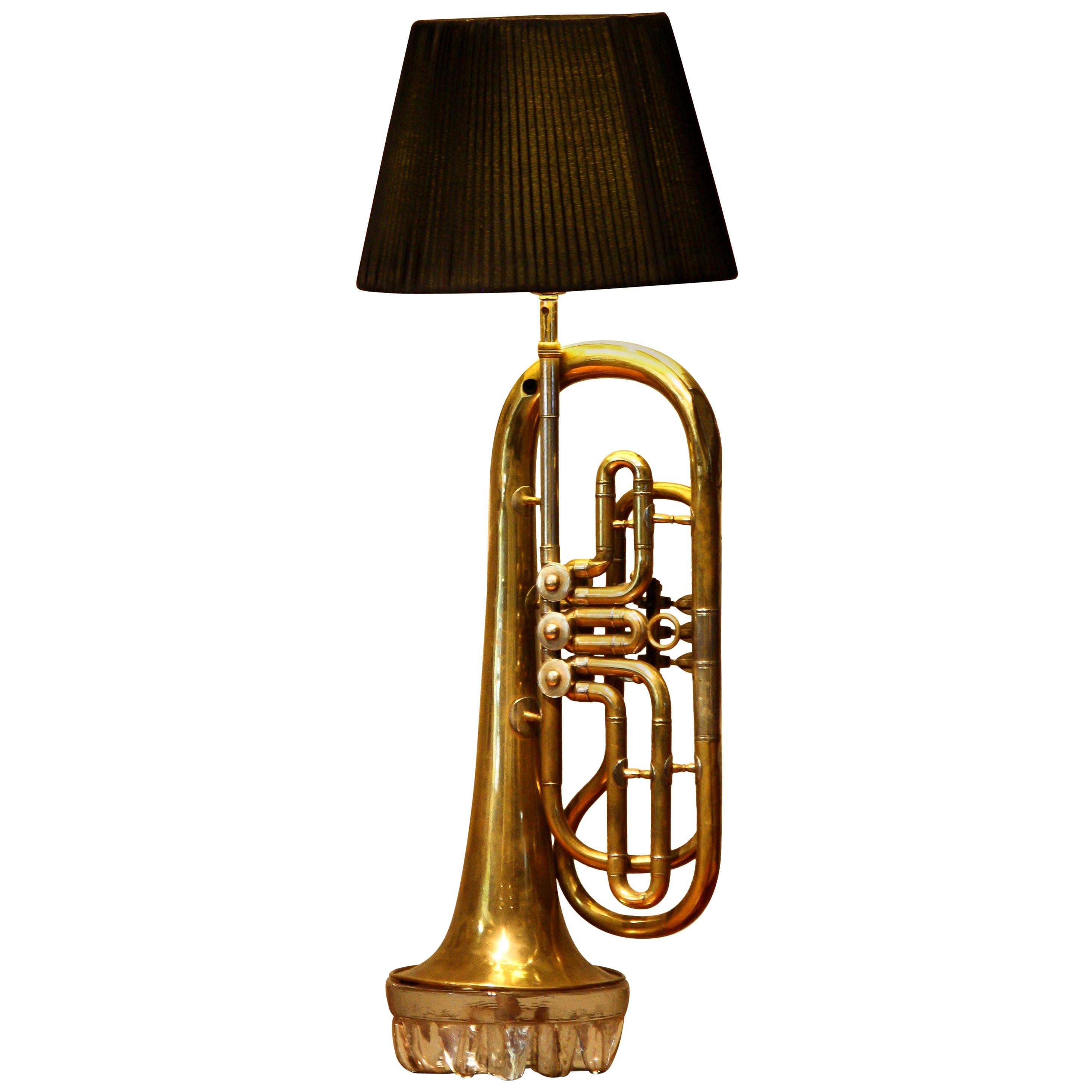 Decorative, table lamp made of an American brass cornet flaps trumpet from the 1920s.
Art Deco / Jugendstil.
Technically 100%. One E26 / E27 bulb.
The dimensions are: H.72 cm, 28 inch, W 27 cm, 11 inch.