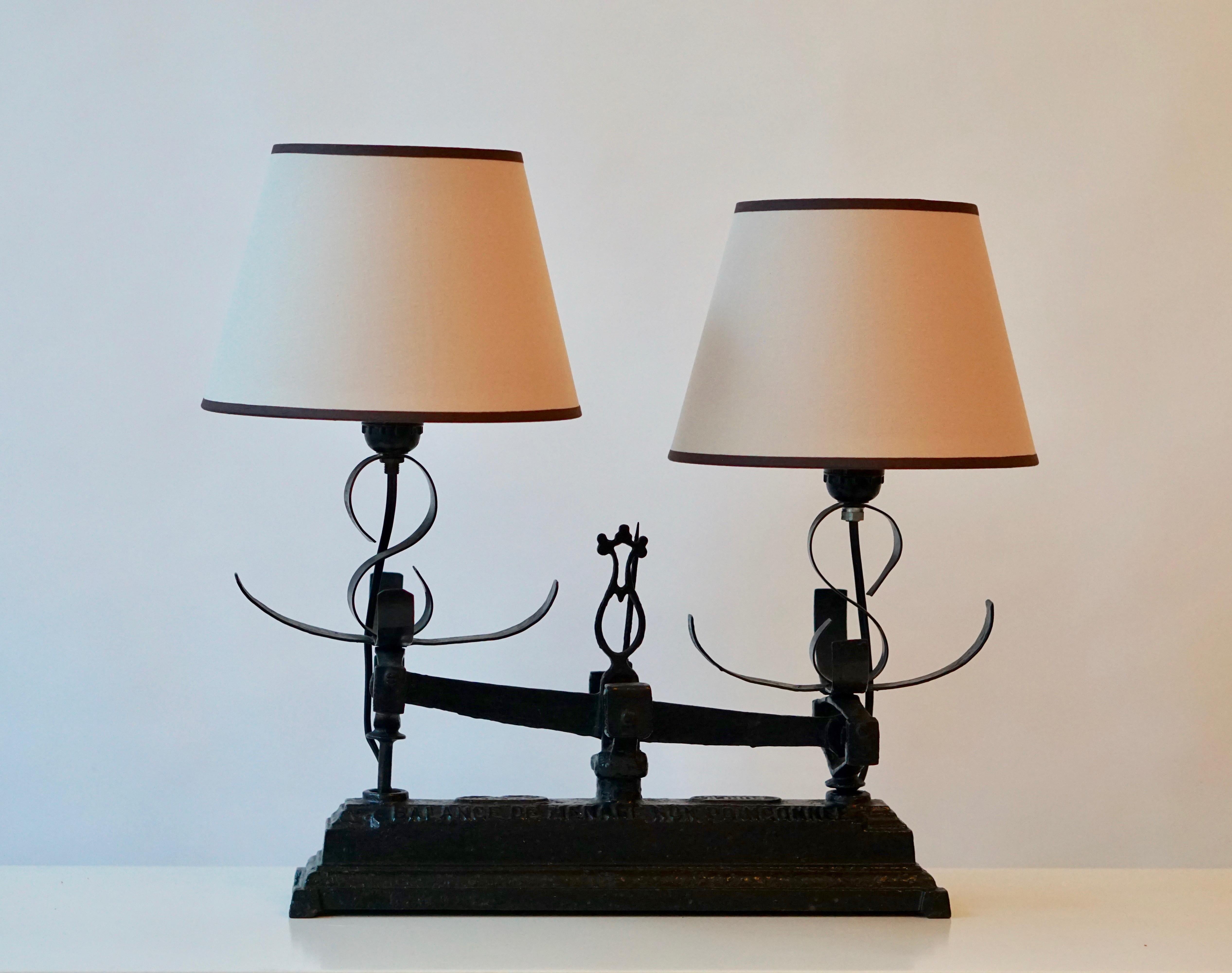 Lampe de table fabriquée à partir d'une vieille échelle en fer forgé, équilibre en vente 4