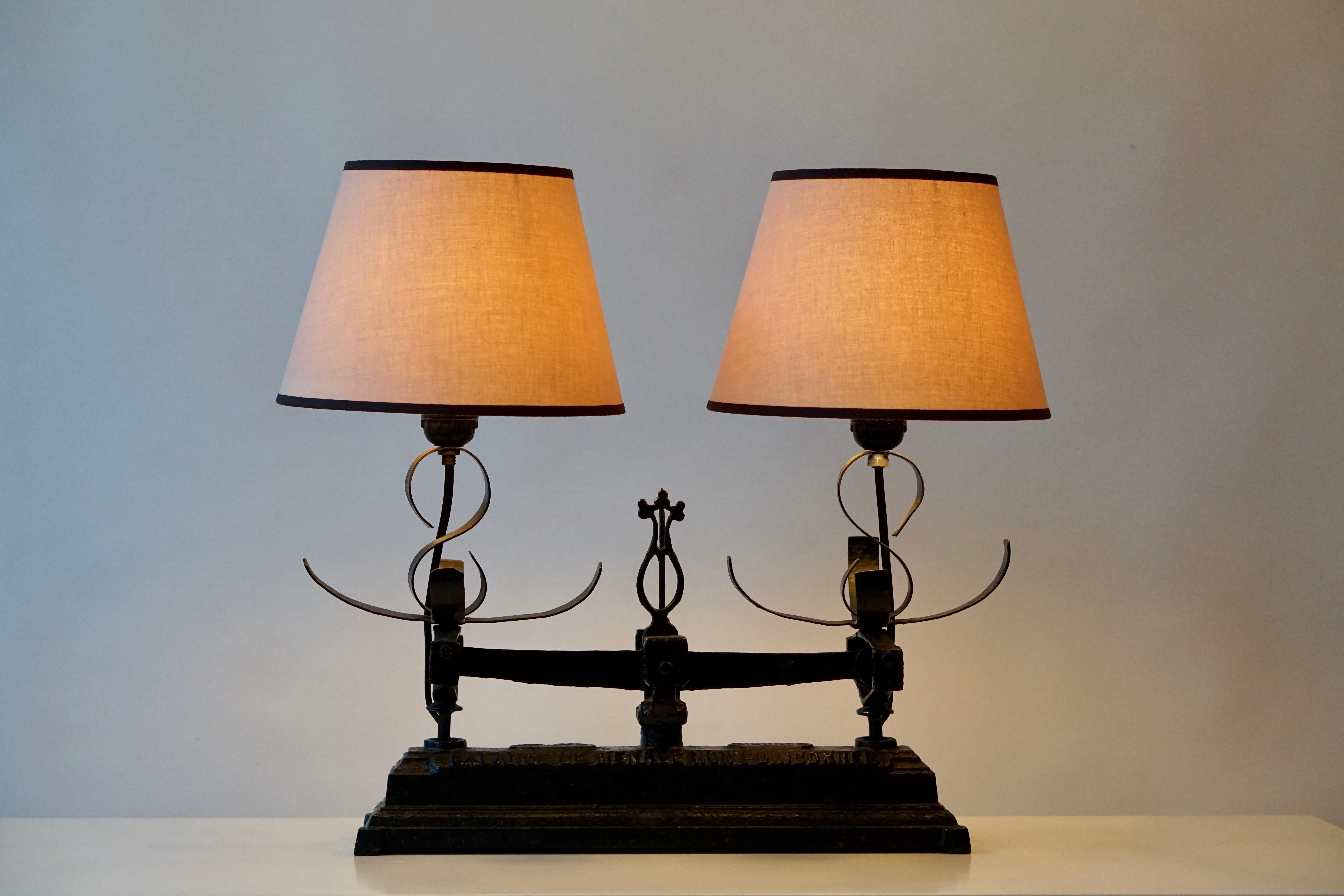 Lampe de table fabriquée à partir d'une vieille échelle en fer forgé, équilibre en vente 5
