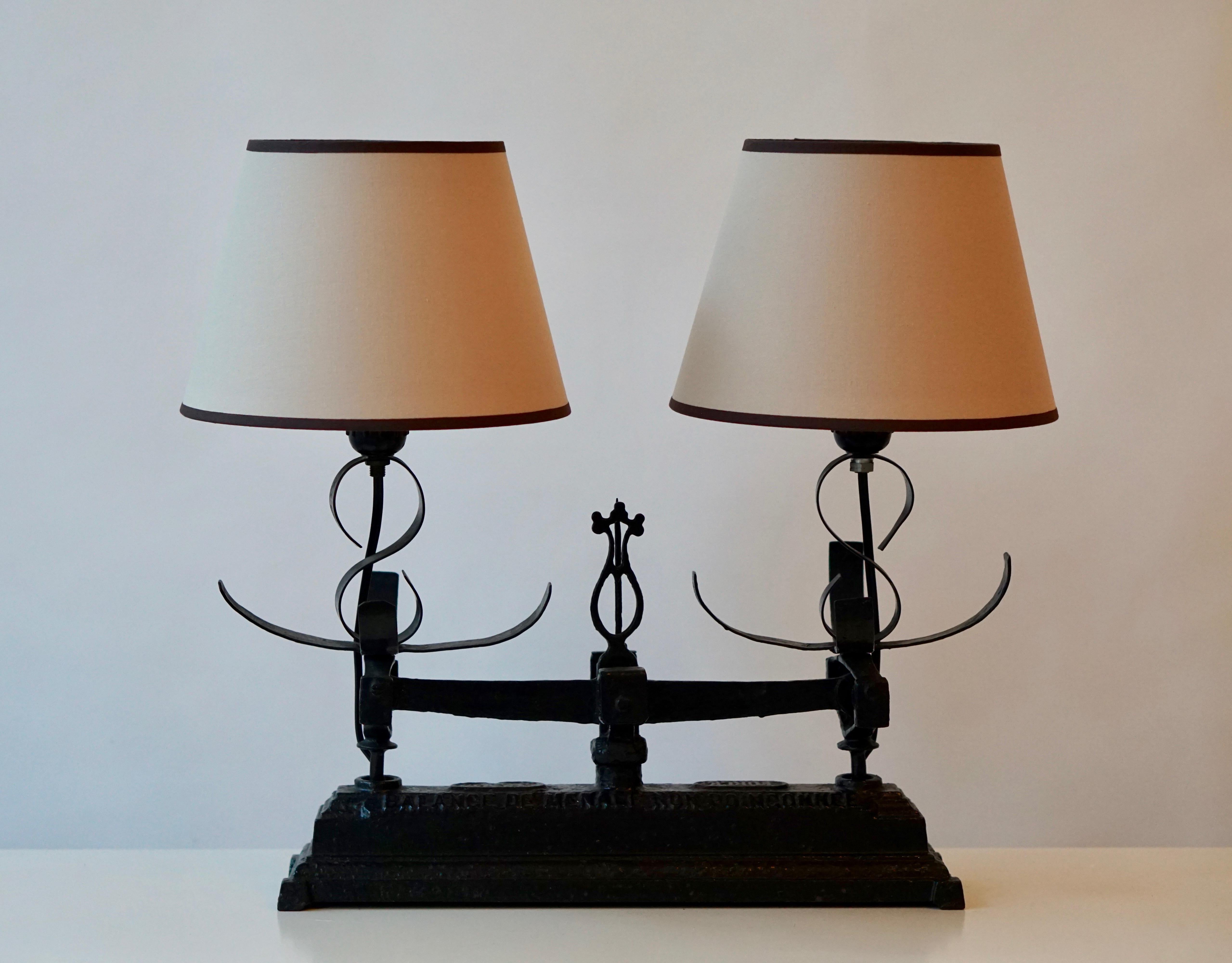 Lampe de table fabriquée à partir d'une vieille échelle en fer forgé, équilibre en vente 6