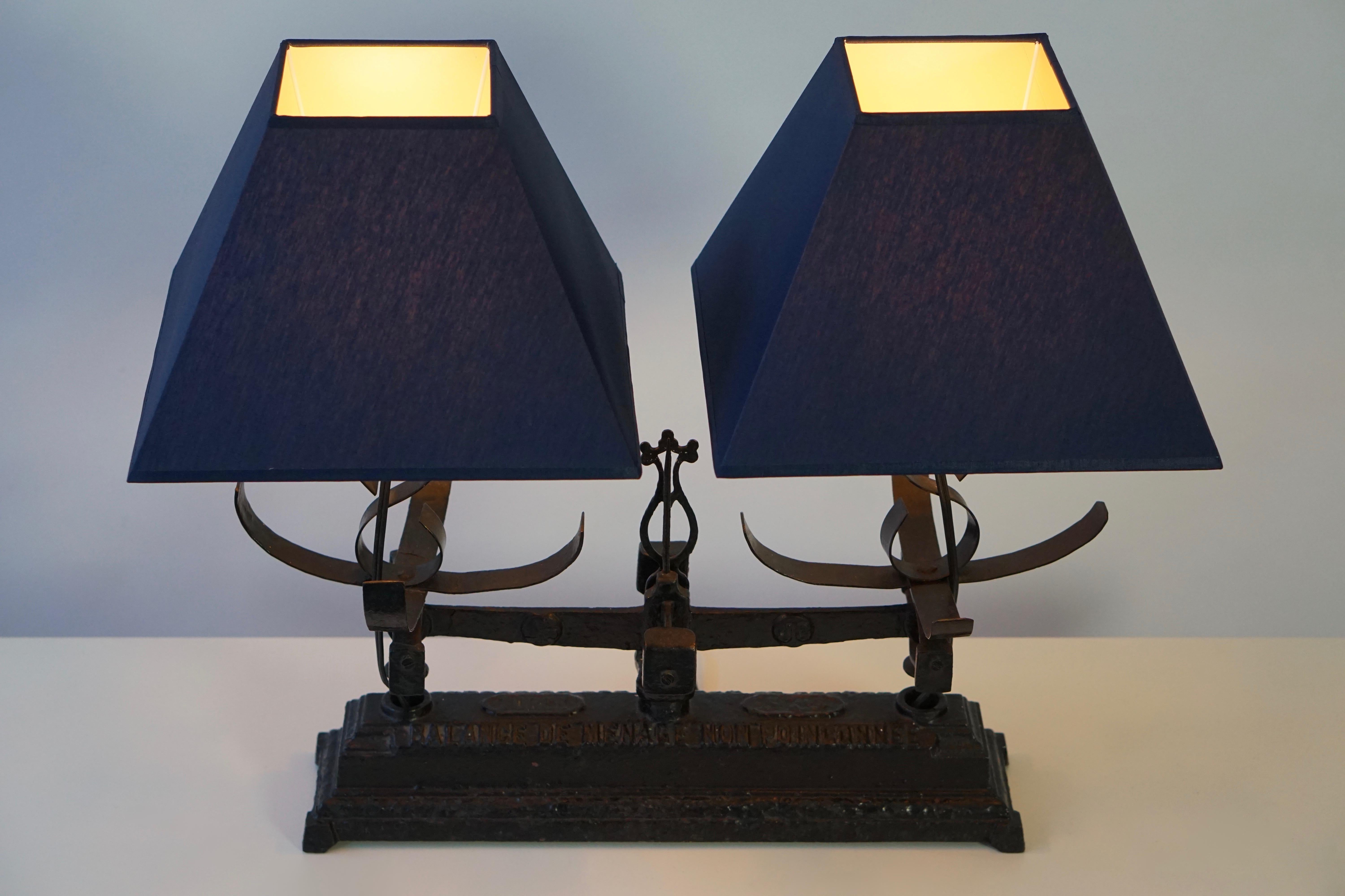 Lampe de table fabriquée à partir d'une vieille échelle en fer forgé, équilibre en vente 7