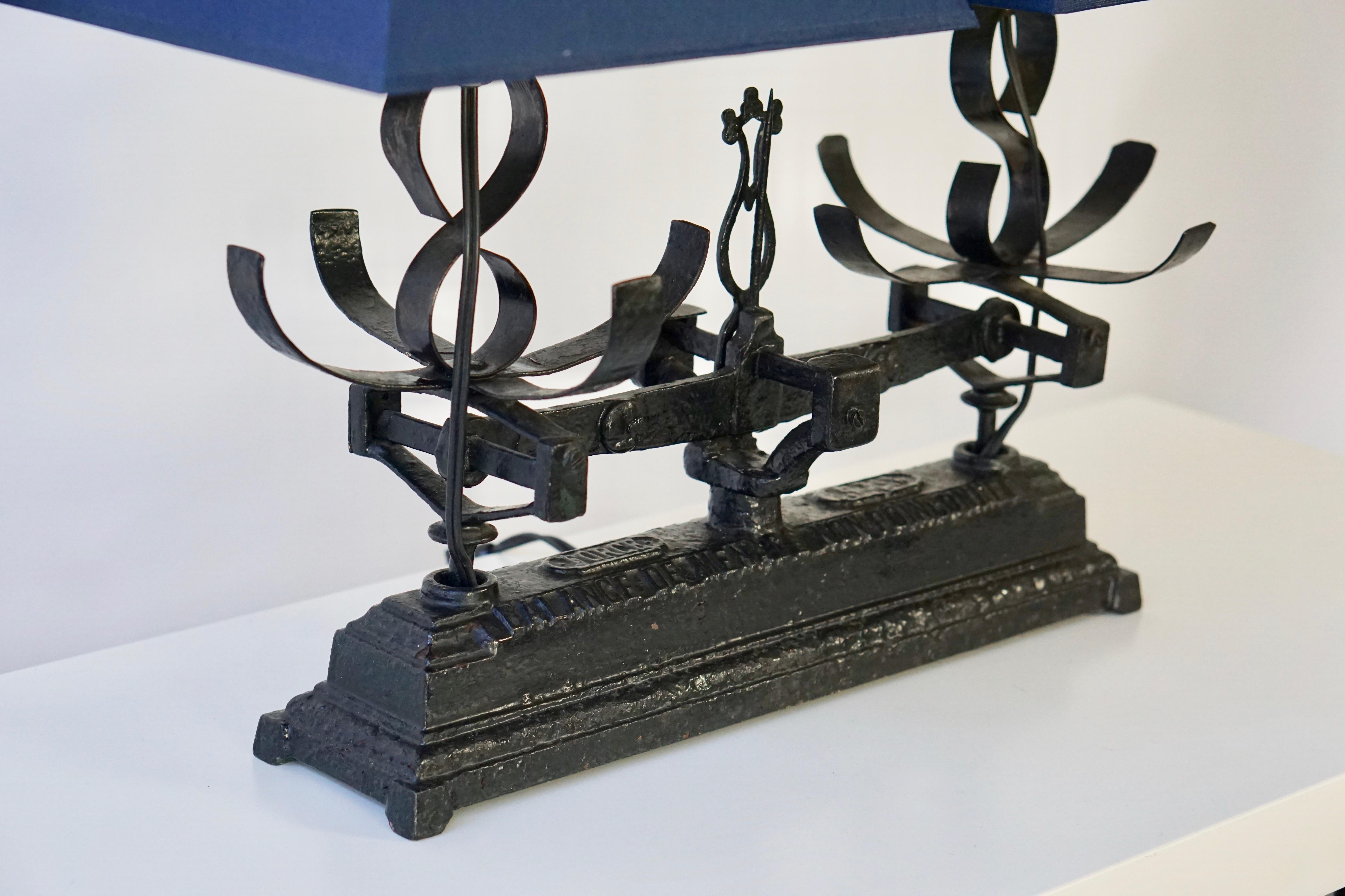 Lampe de table fabriquée à partir d'une vieille échelle en fer forgé, équilibre en vente 8