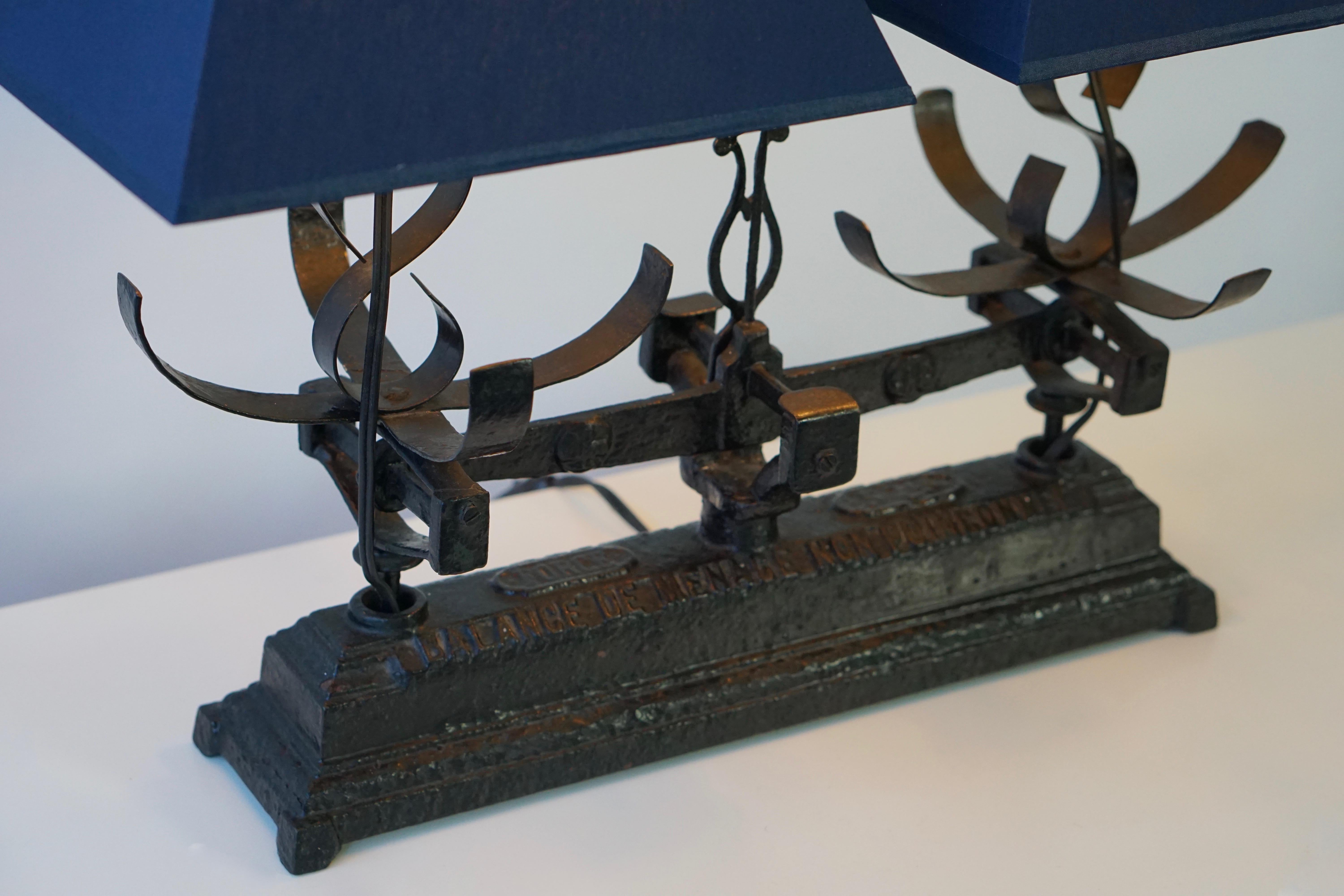 Lampe de table fabriquée à partir d'une vieille échelle en fer forgé, équilibre en vente 9