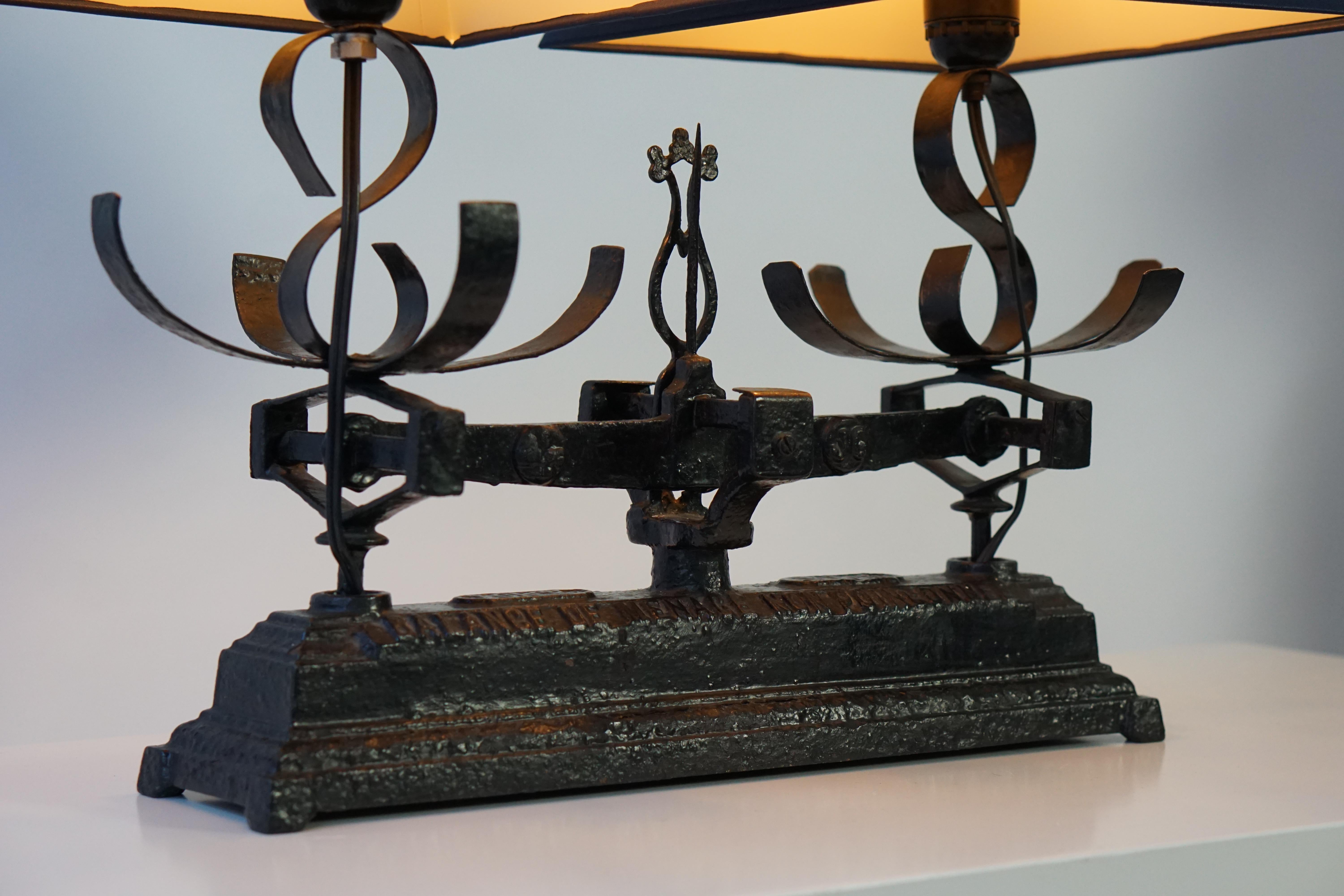 Lampe de table fabriquée à partir d'une vieille échelle en fer forgé, équilibre en vente 10