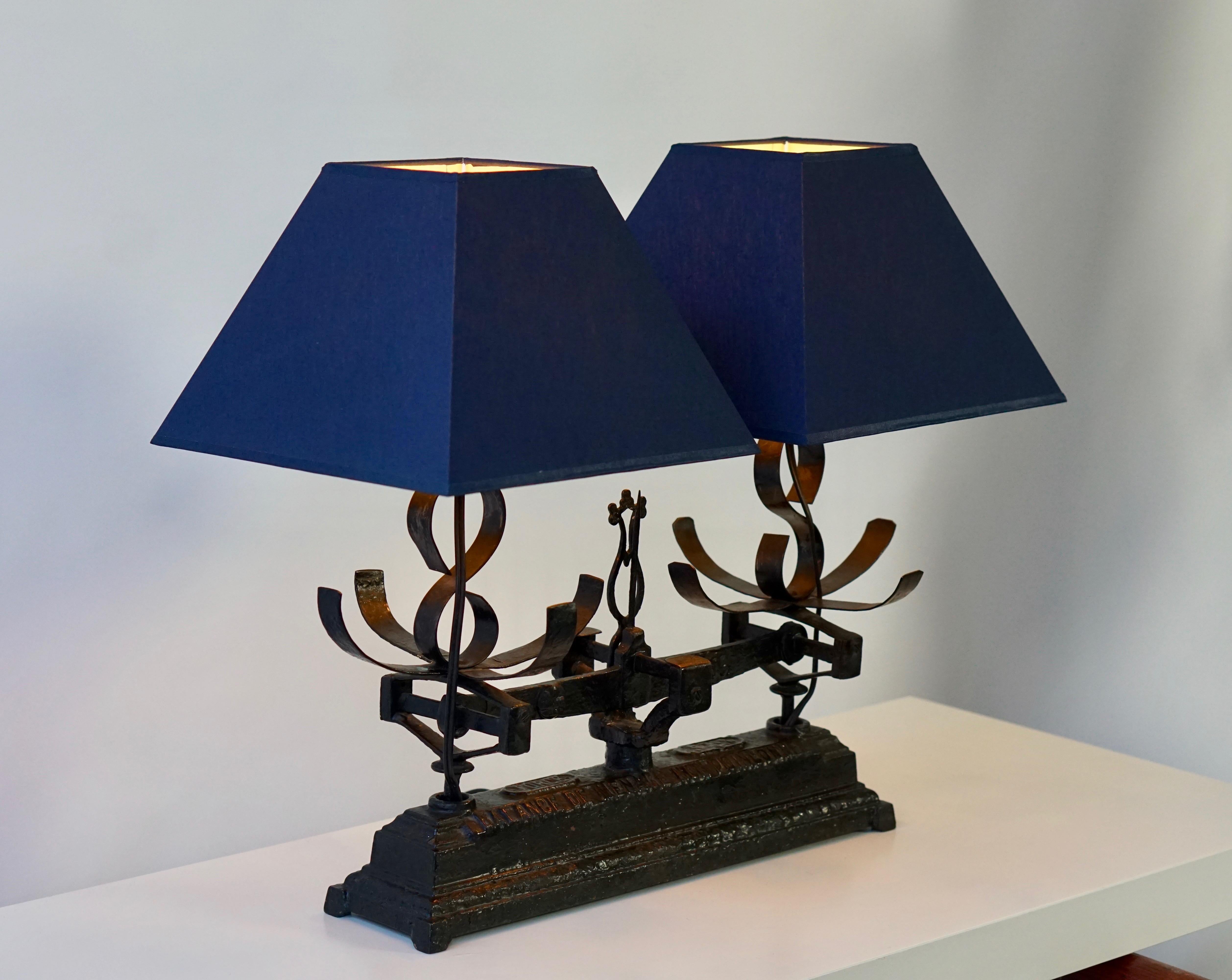 Français Lampe de table fabriquée à partir d'une vieille échelle en fer forgé, équilibre en vente