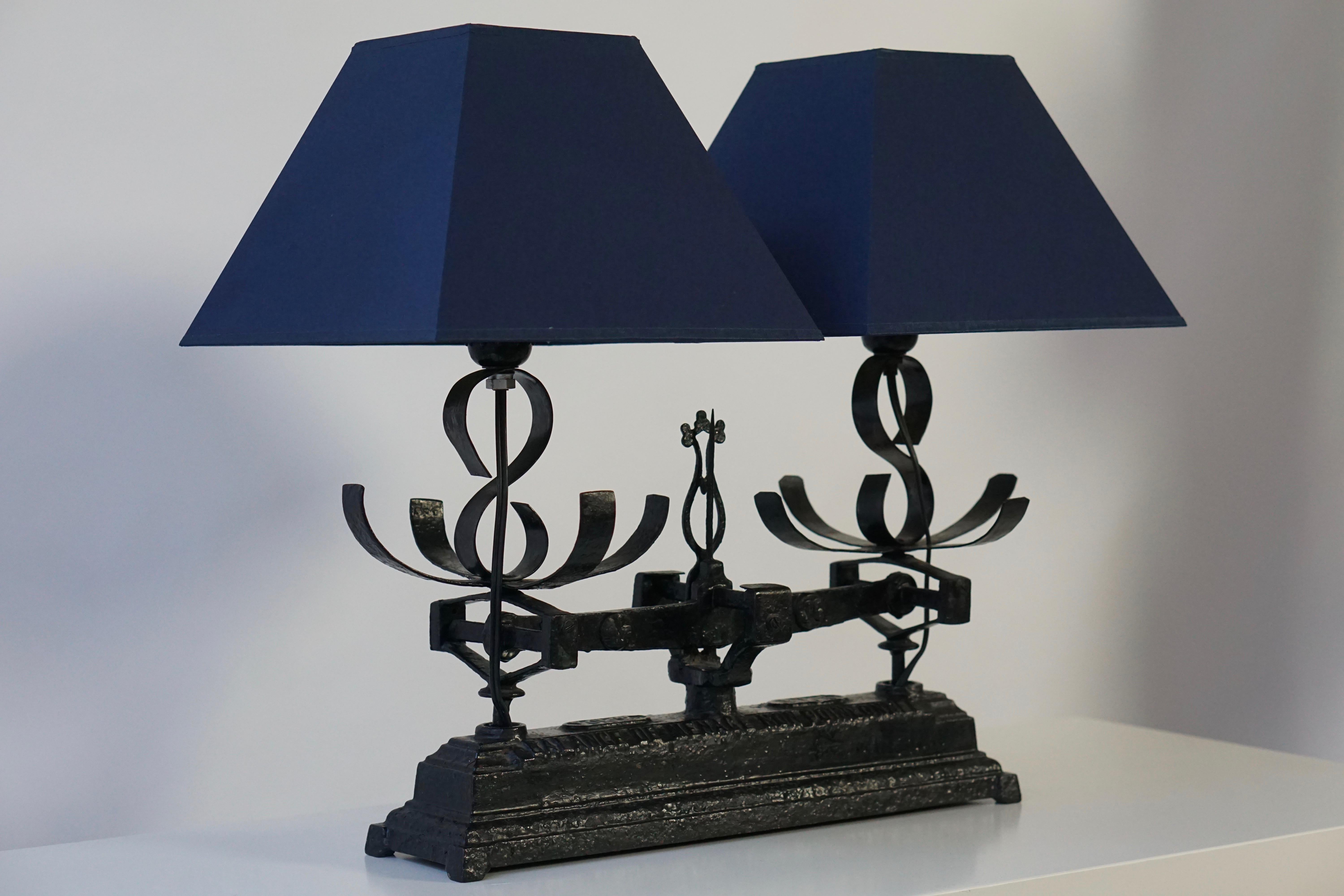 Lampe de table fabriquée à partir d'une vieille échelle en fer forgé, équilibre Bon état - En vente à Antwerp, BE