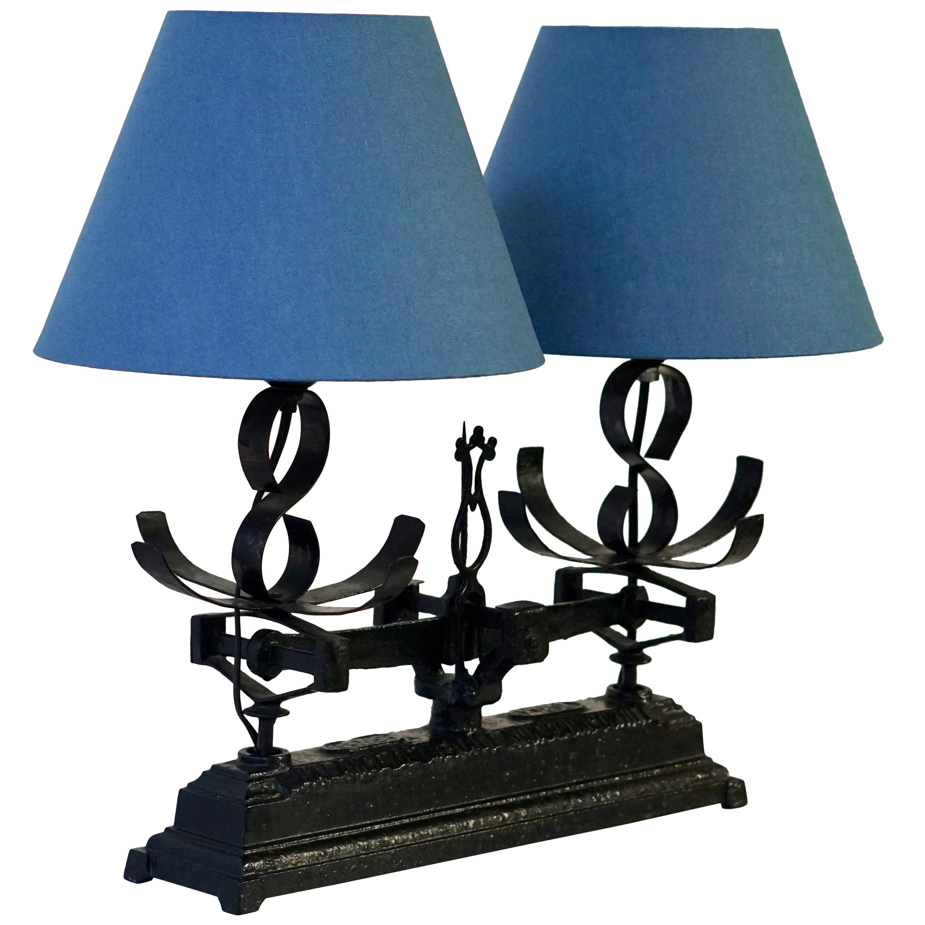 Lampe de table fabriquée à partir d'une vieille échelle en fer forgé, équilibre