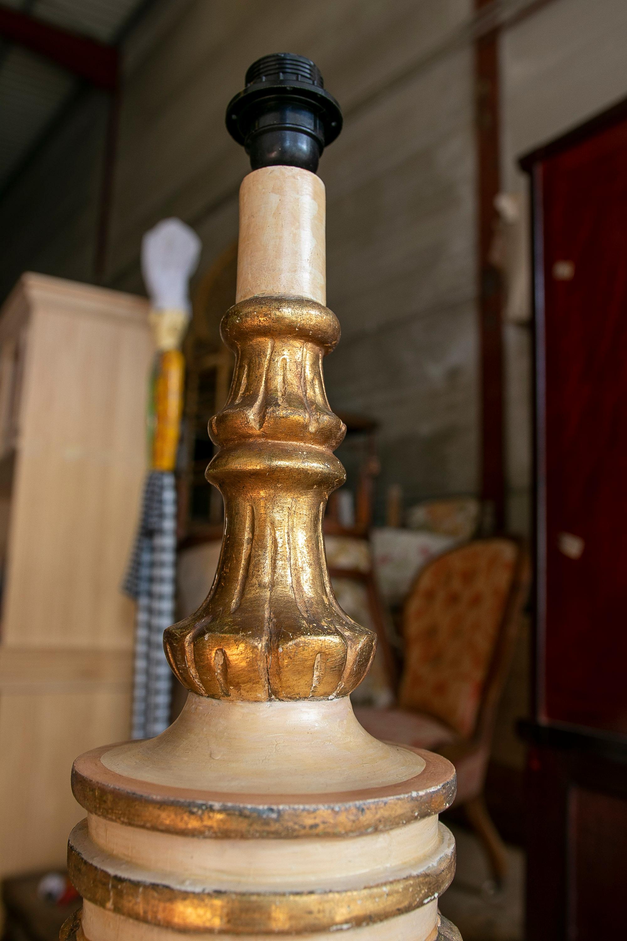Tischlampe mit antikem polychromem Endstück im Angebot 13