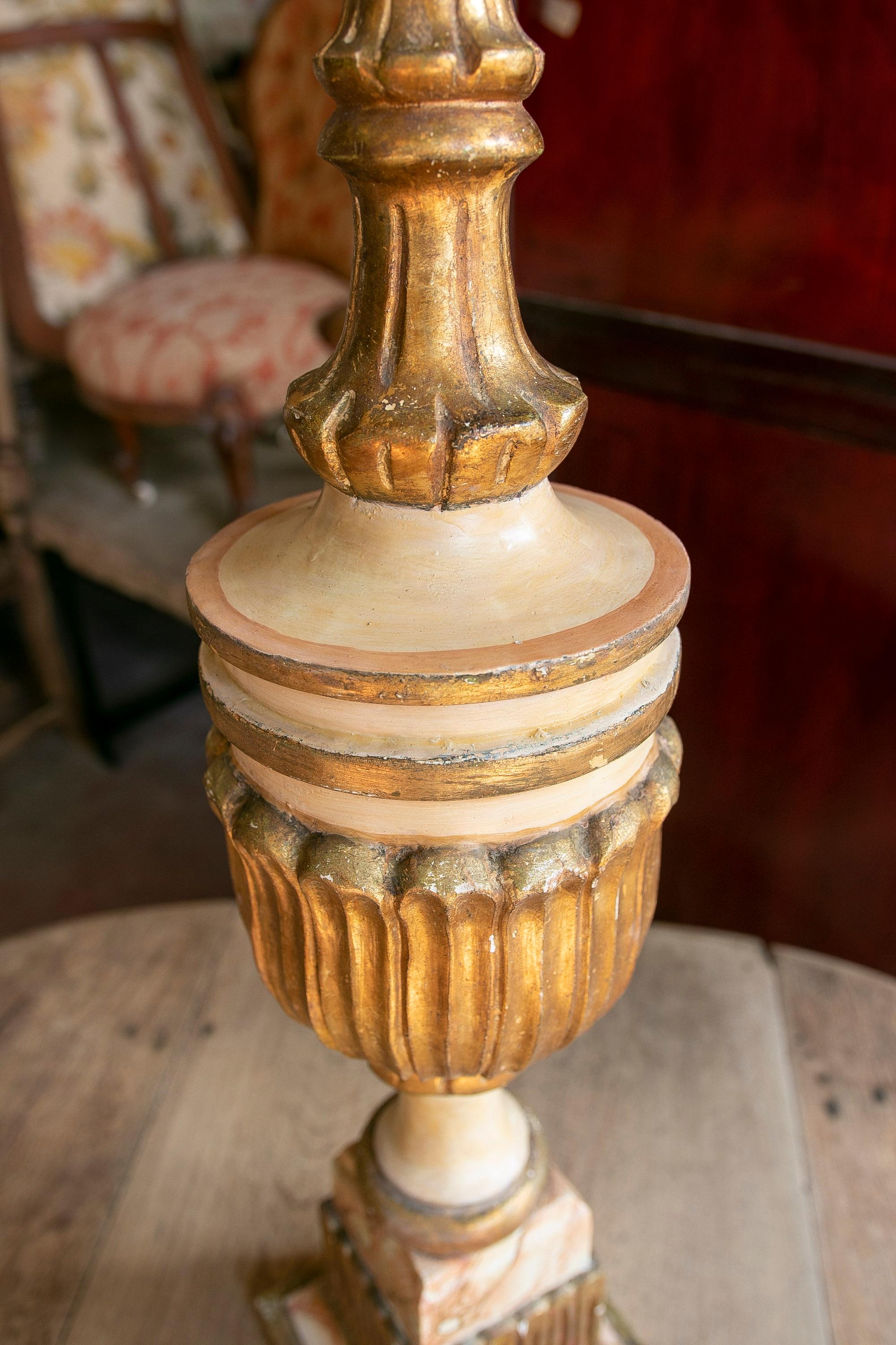 Tischlampe mit antikem polychromem Endstück (Holz) im Angebot
