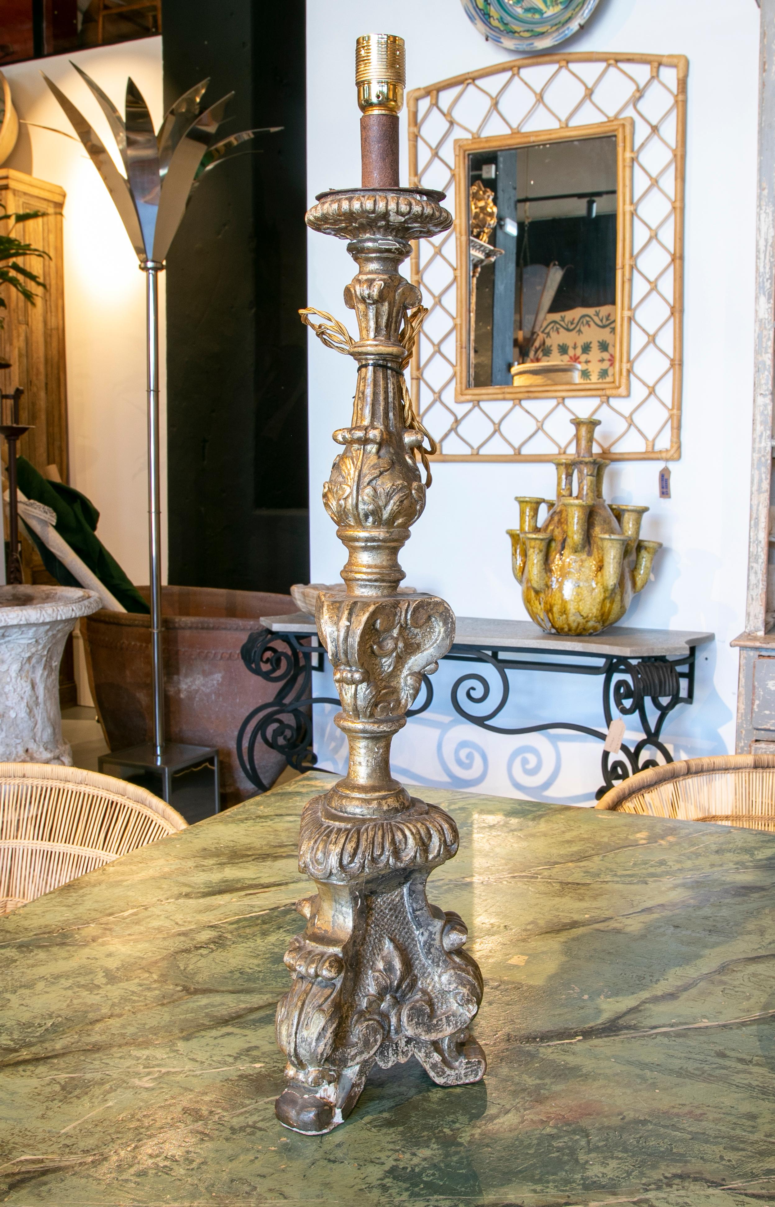 Lampe de table fabriquée avec un porte-hache en bois sculpté à la main.