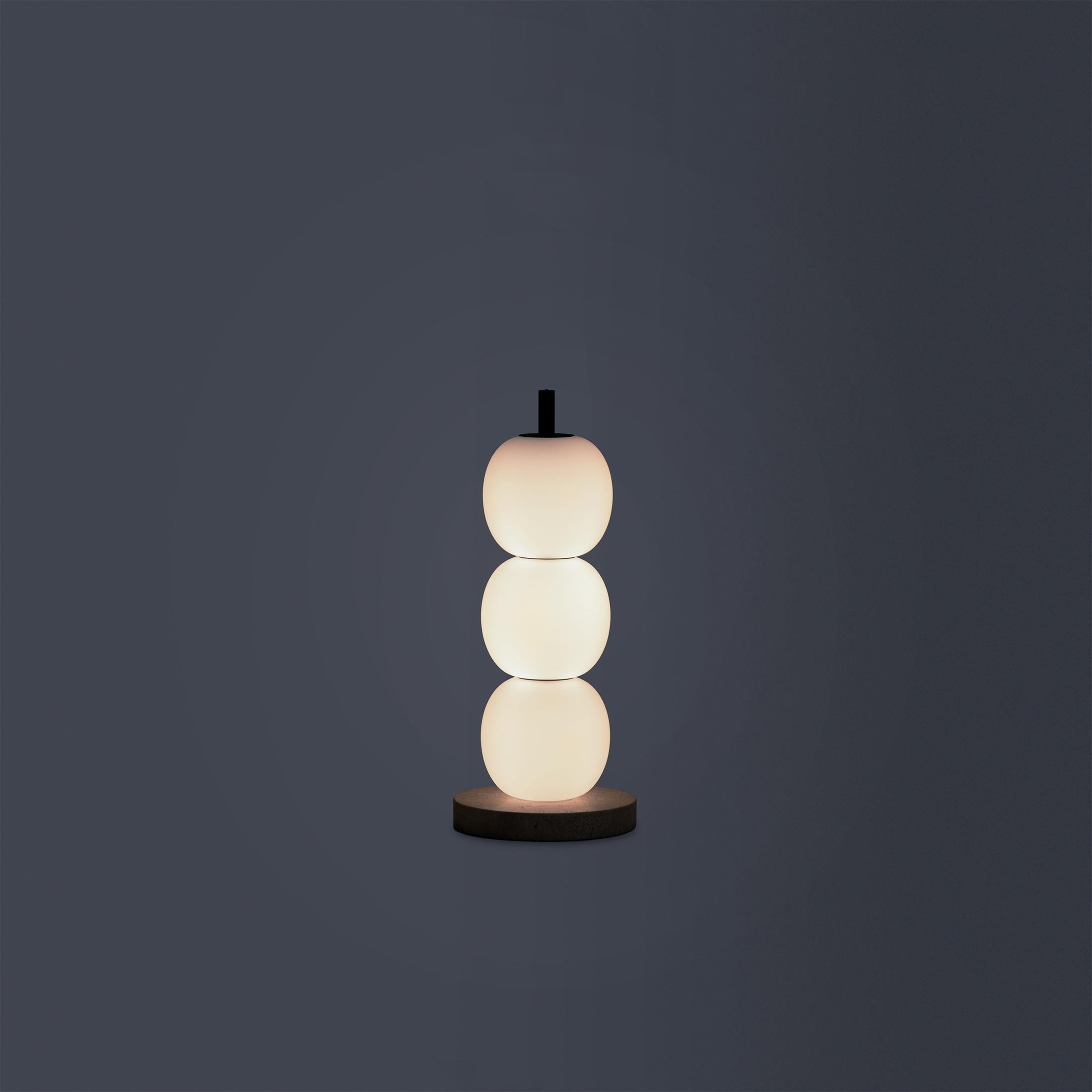 Tischlampe „Mainkai 3“ von Man of Parts, Sockel aus Travertin (Organische Moderne) im Angebot