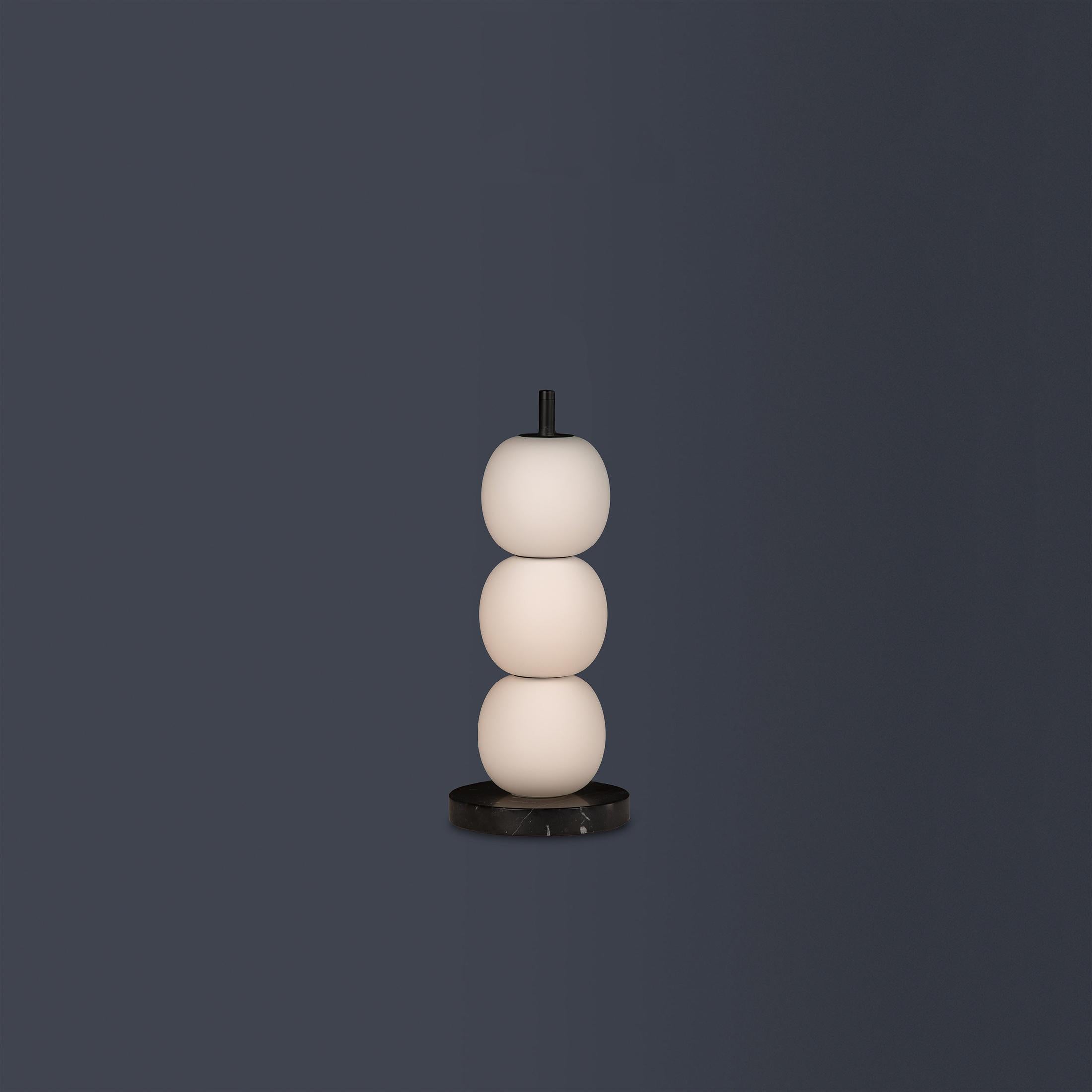 Tischlampe „Mainkai 3“ von Man of Parts, Sockel aus Travertin (Deutsch) im Angebot