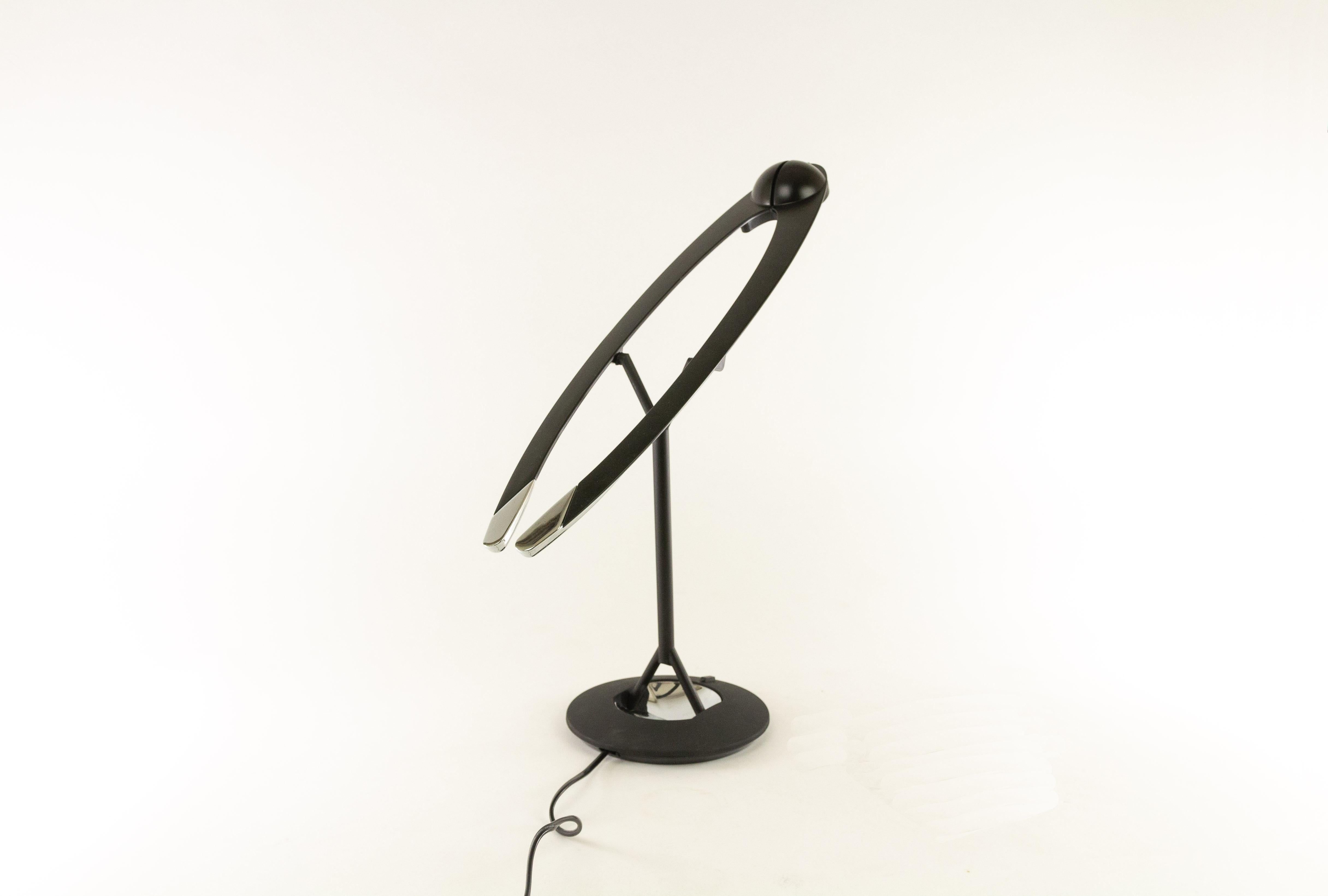 Halogen-Tischleuchte Malia, entworfen von Bruno Gecchelin und hergestellt von Tronconi. Das Design von Malia, das aus bestimmten Blickwinkeln ein wenig an einen Vogel oder ein Flugzeug erinnert, verleiht der Leuchte eine sehr dynamische Note.

Die