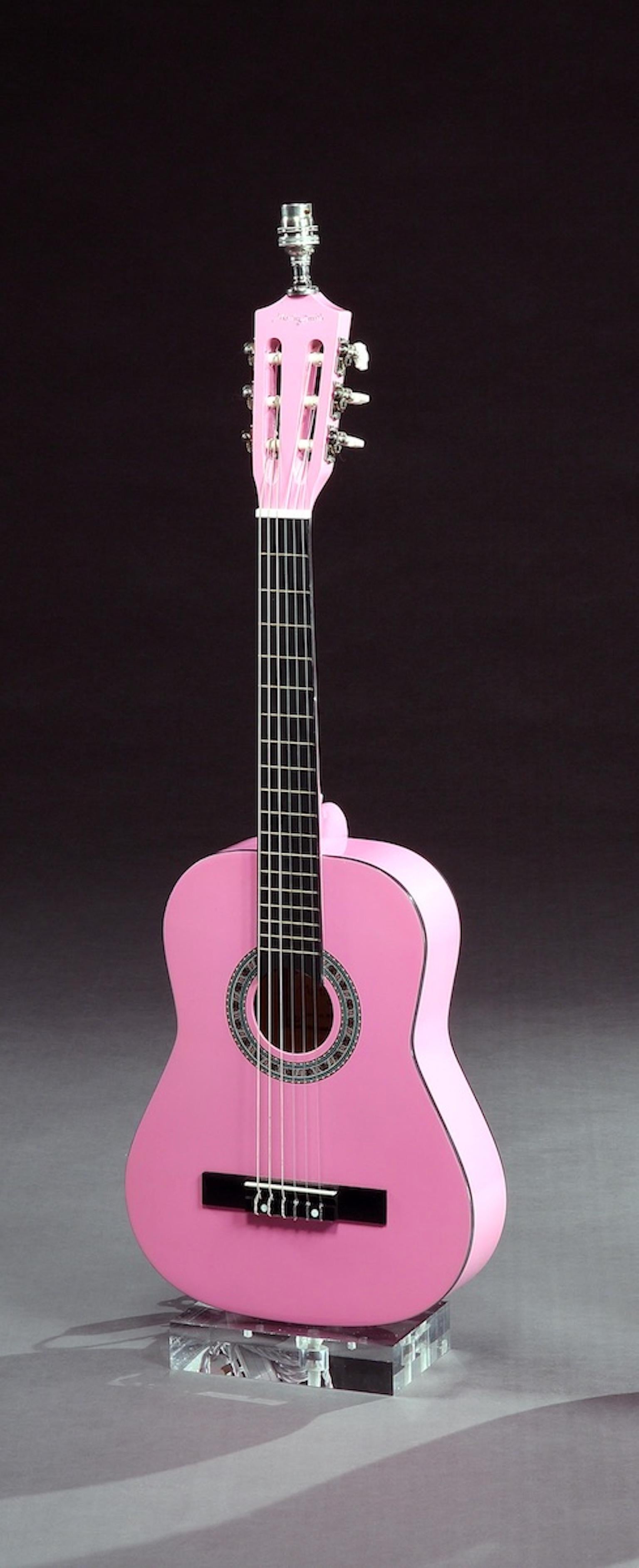 La taille trois-quarts, le corps léger et la couleur rose de cette guitare classique sont des caractéristiques qui attirent les jeunes guitaristes. Les cordes en nylon facilitent le travail des doigts tout en donnant au musicien un son classique