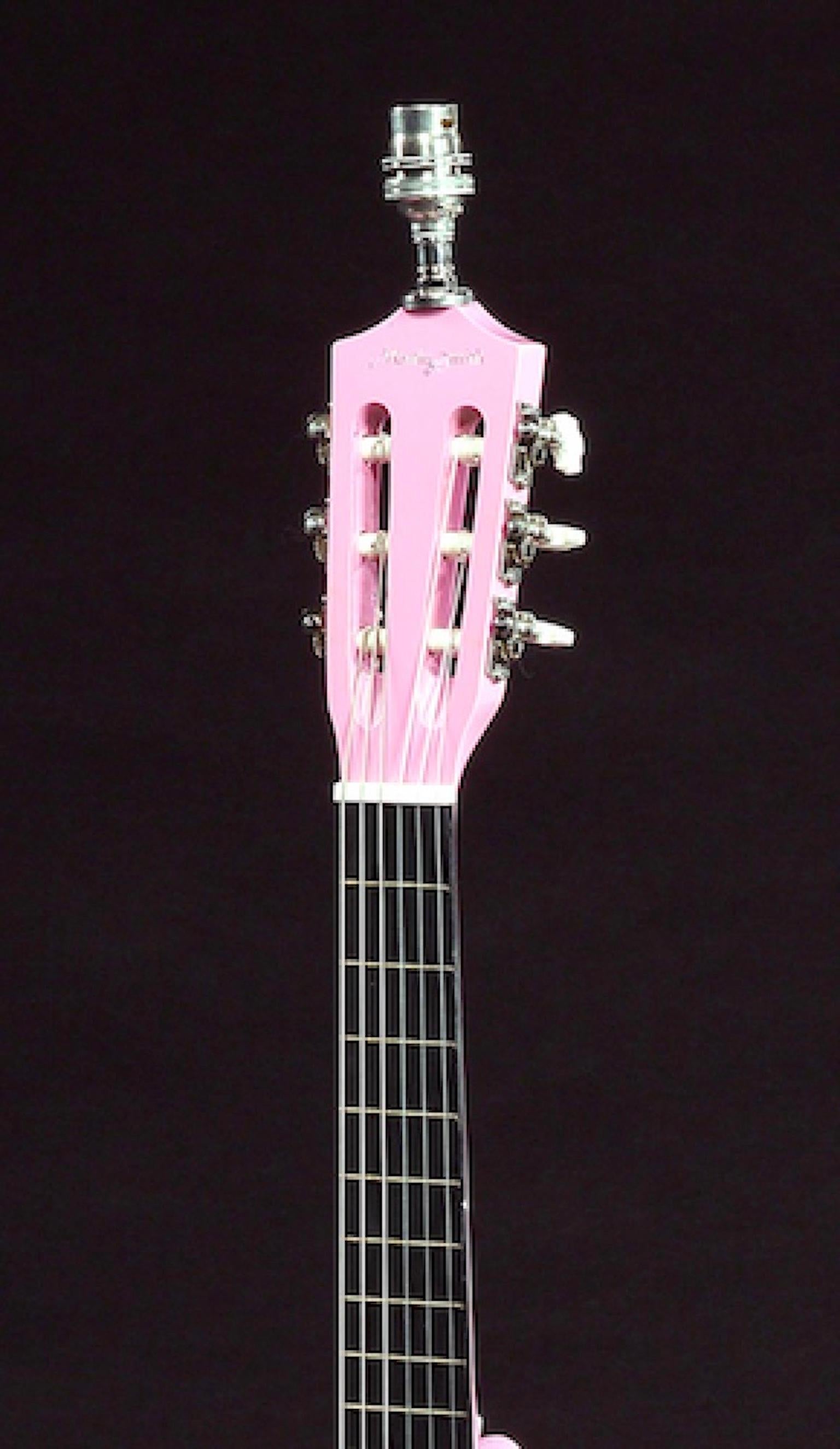 Anglais Lampe de bureau Martin Smith, Guitar Classical Acoustic Guitar, Pink Rock and Roll en vente