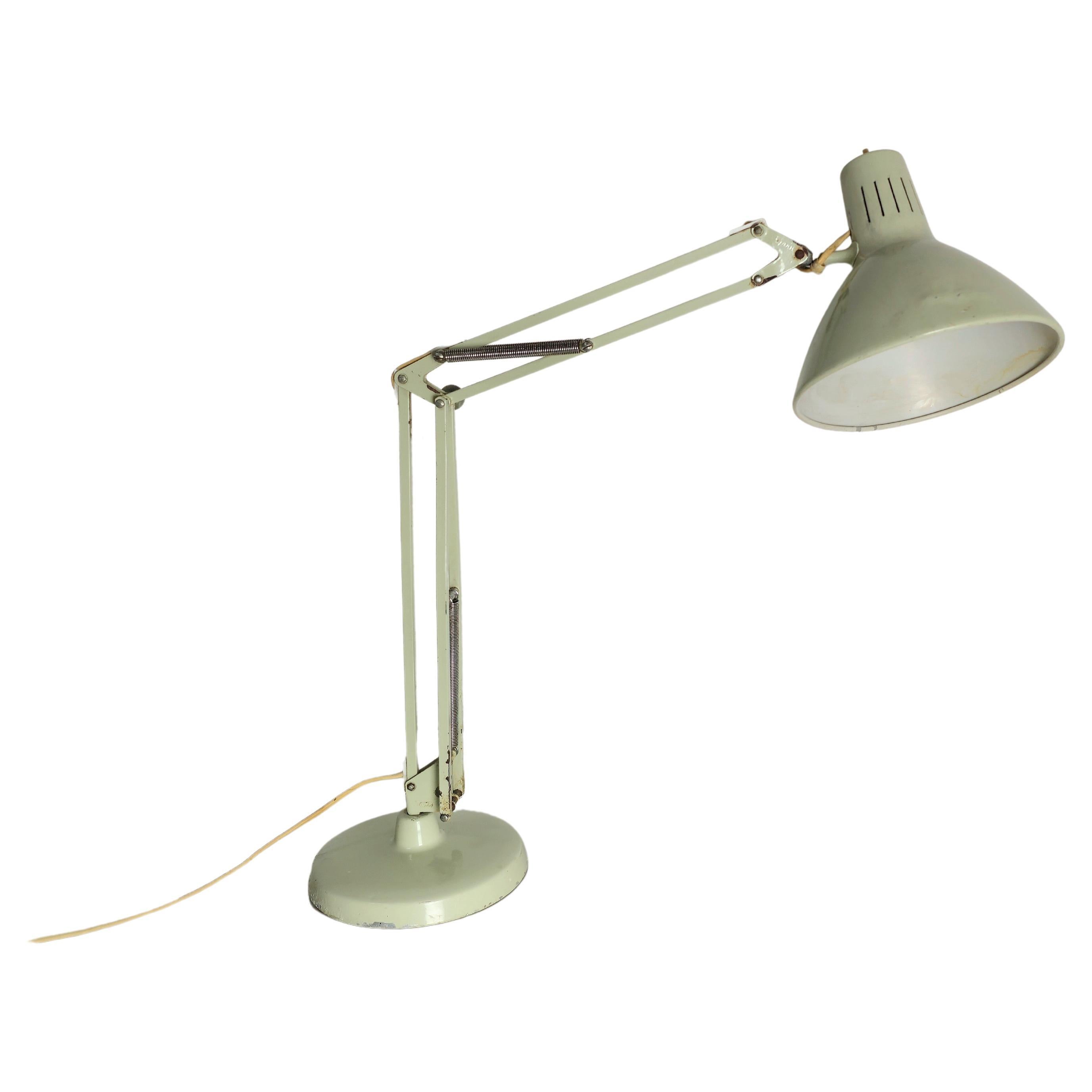 Table lamp with 1 E27 light designed by the Norwegian designer Jac Jacobsen and produced in the 50s by his company called Luxo. The lamp was made with a circular base and an extendable mechanism in enamelled metal and an adjustable conical diffuser