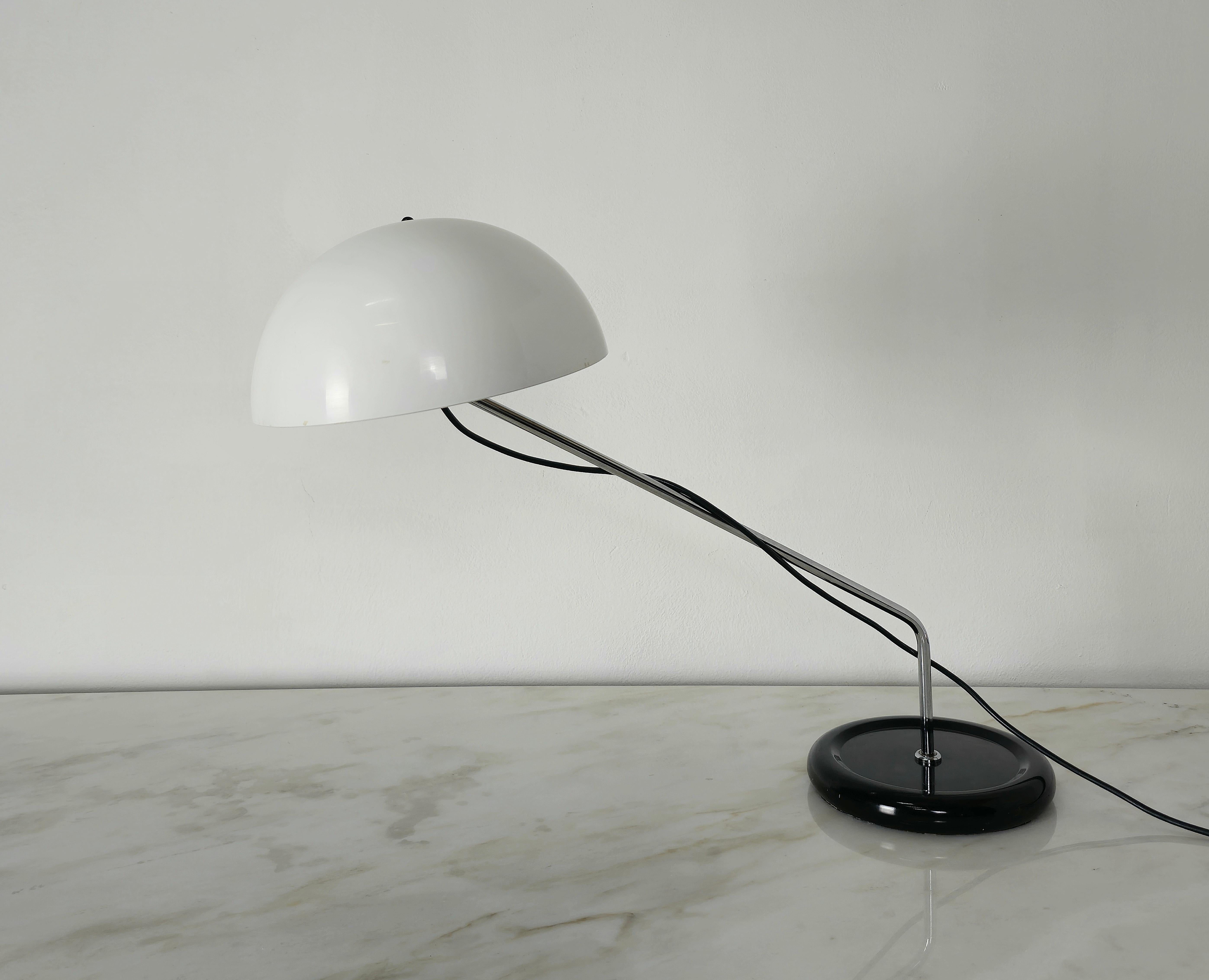 Table Lamp Metal Plastic Black White Guzzini Midcentury Italian Design 1970s In Good Condition For Sale In Palermo, IT