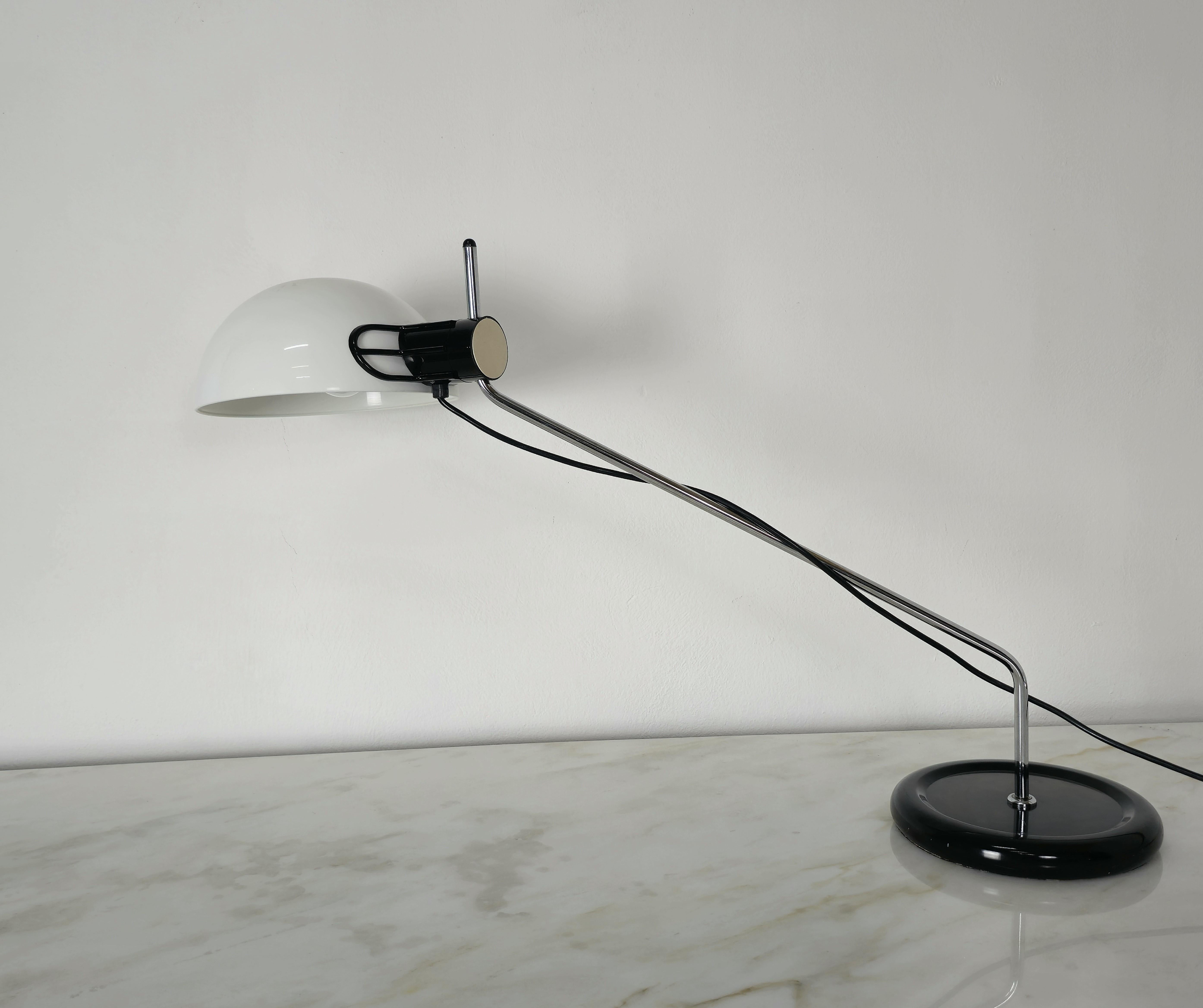 Tischlampe, Metall, Kunststoff, Schwarz-Weiß, Guzzini, italienisches Design, Mitte des Jahrhunderts, 1970er Jahre (20. Jahrhundert) im Angebot