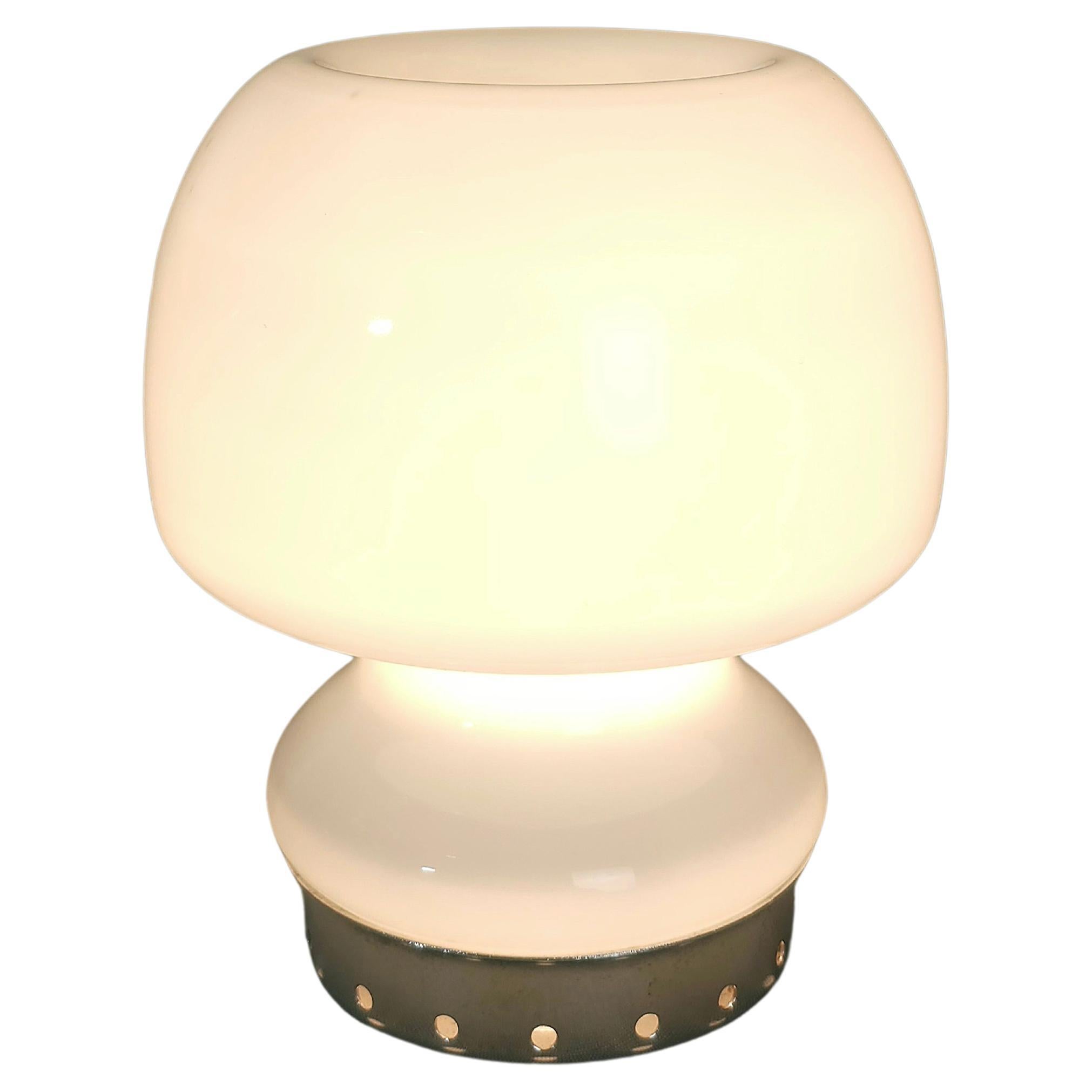 Lampe de table en verre laiteux simple avec une base circulaire en métal chromé. L'Italie des années 60. Veuillez regarder attentivement la vidéo et les photos, merci.

Diamètre de la base : 10,5 cm.
Poids : 0,800 kg
Ampoules : 1 lumière.


NOTE :