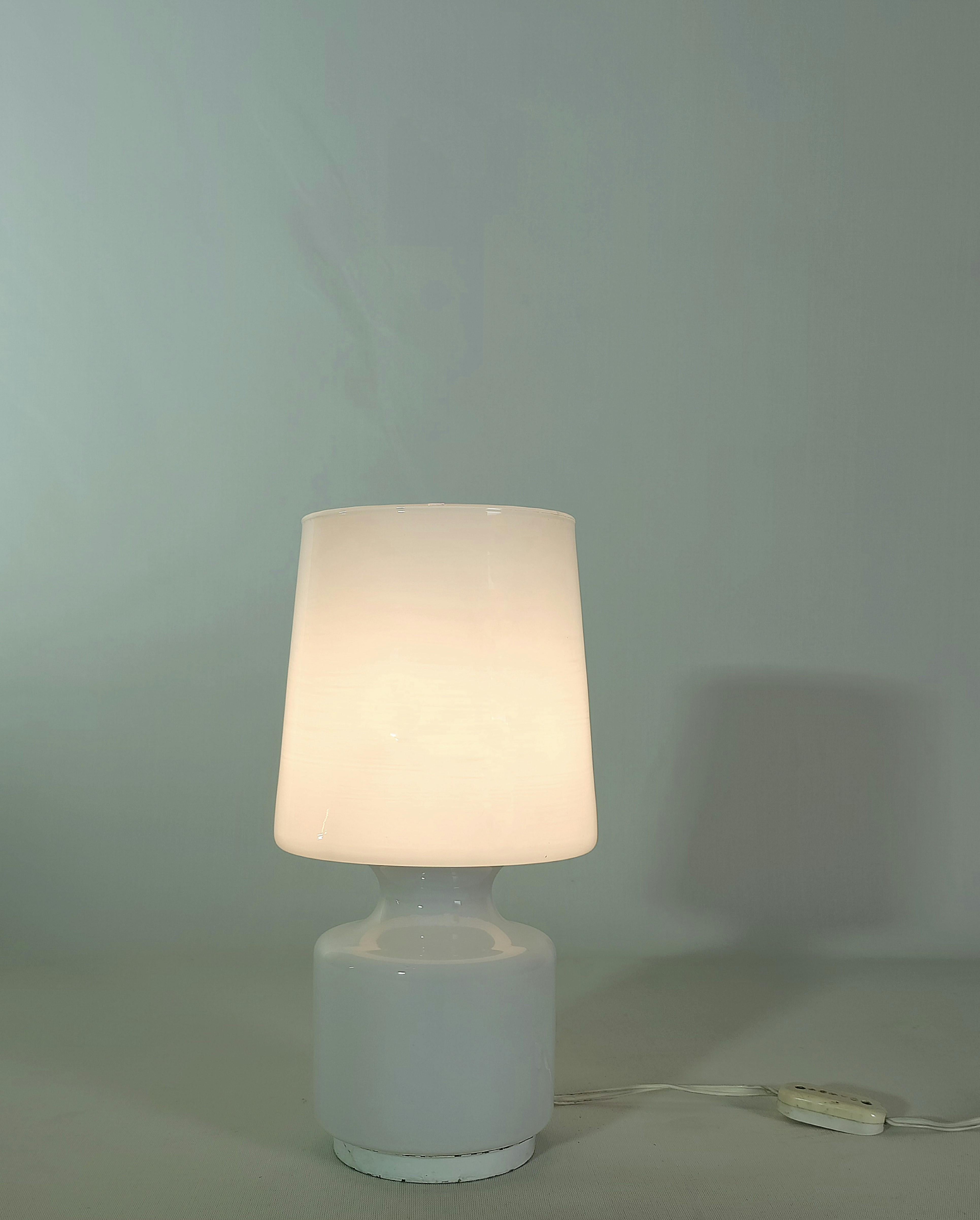 Table lamp made of a single layered milk glass with a circular base in enamelled metal. Italy of the 60s.


Note: We try to offer our customers an excellent service even in shipments all over the world, collaborating with one of the best shipping