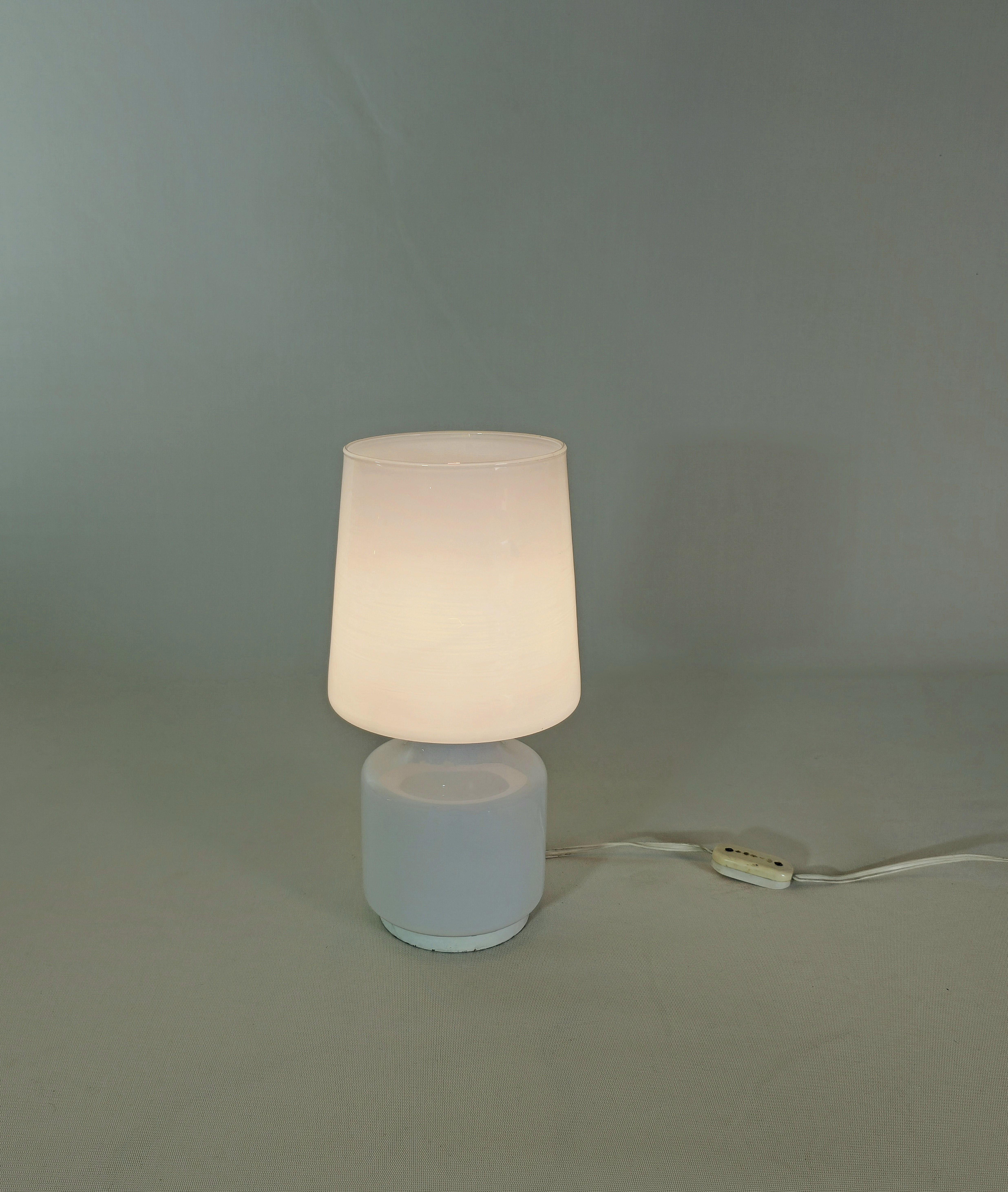 Table Lamp Milk Glass Enamelled Metal Midcentury Modern Italian Design 1960s  In Good Condition For Sale In Palermo, IT