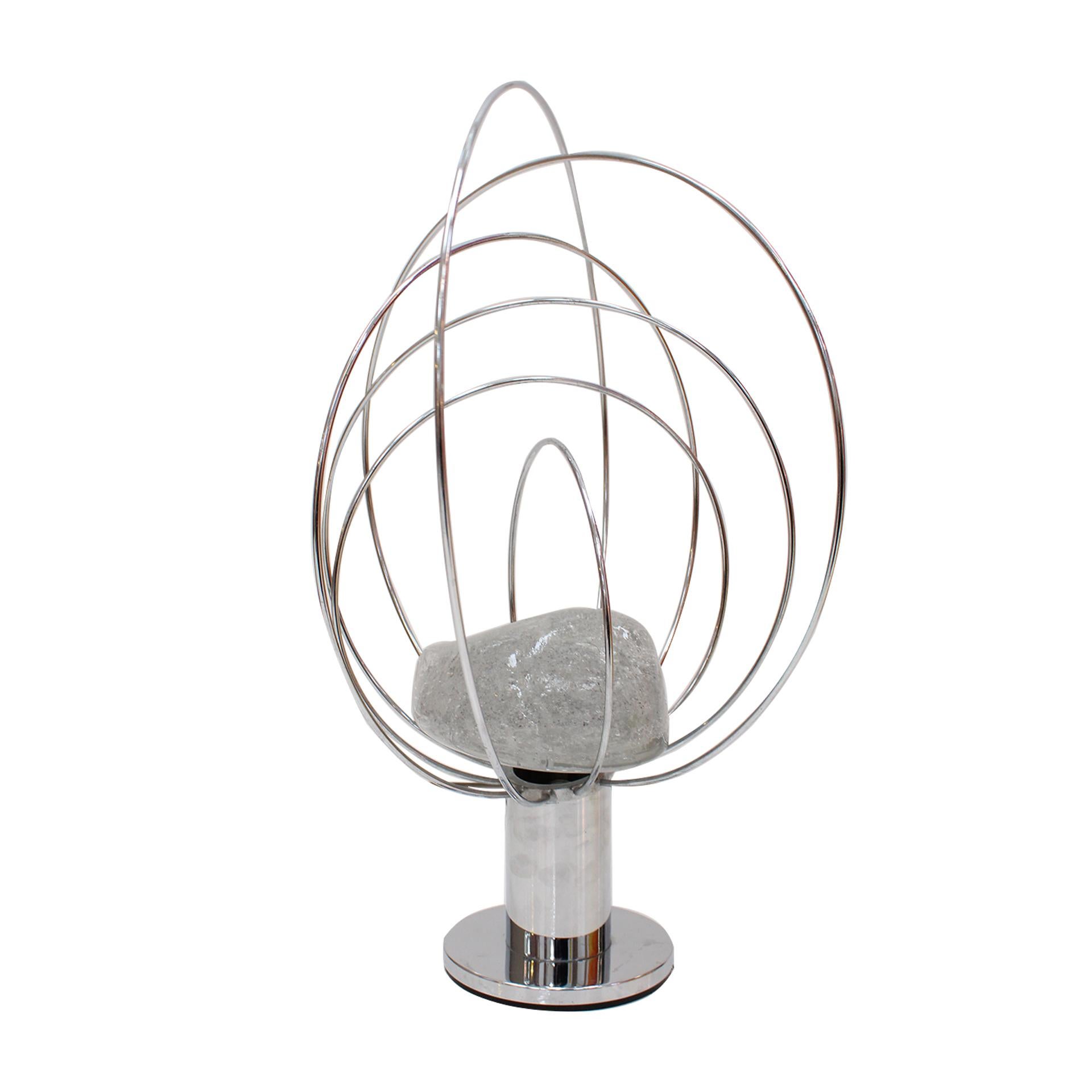 Die Barnaba-Lampe von Angelo Brotto, die von der spanischen Firma Fase unter dem Namen Planeta hergestellt wurde, ist eines der ikonischsten Beleuchtungsdesignstücke der 1970er Jahre. Brotto, bekannt für seinen avantgardistischen Stil und das
