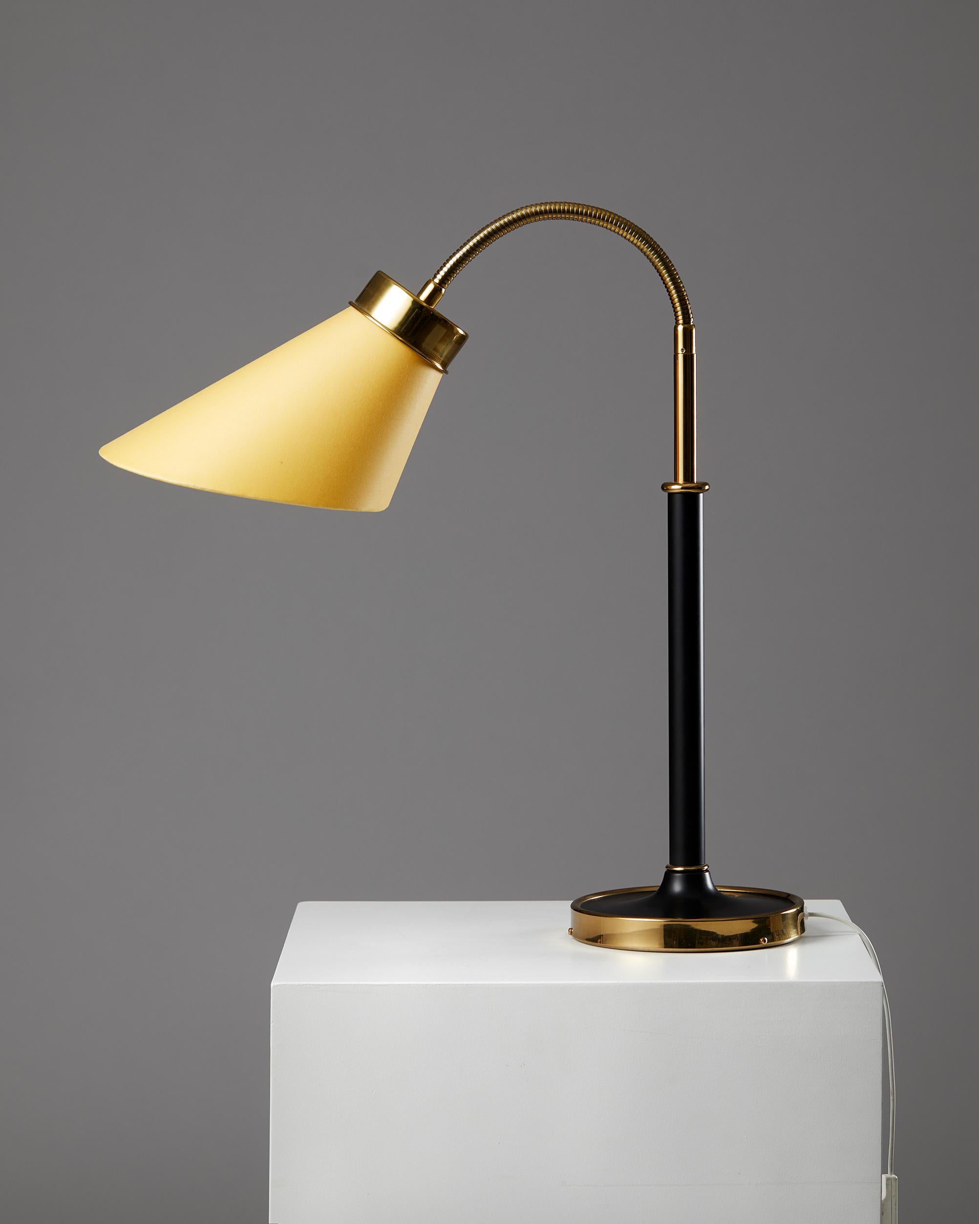 Polished and lacquered brass with fabric shade.

Measures: H: 58.5 cm/ 1' 11