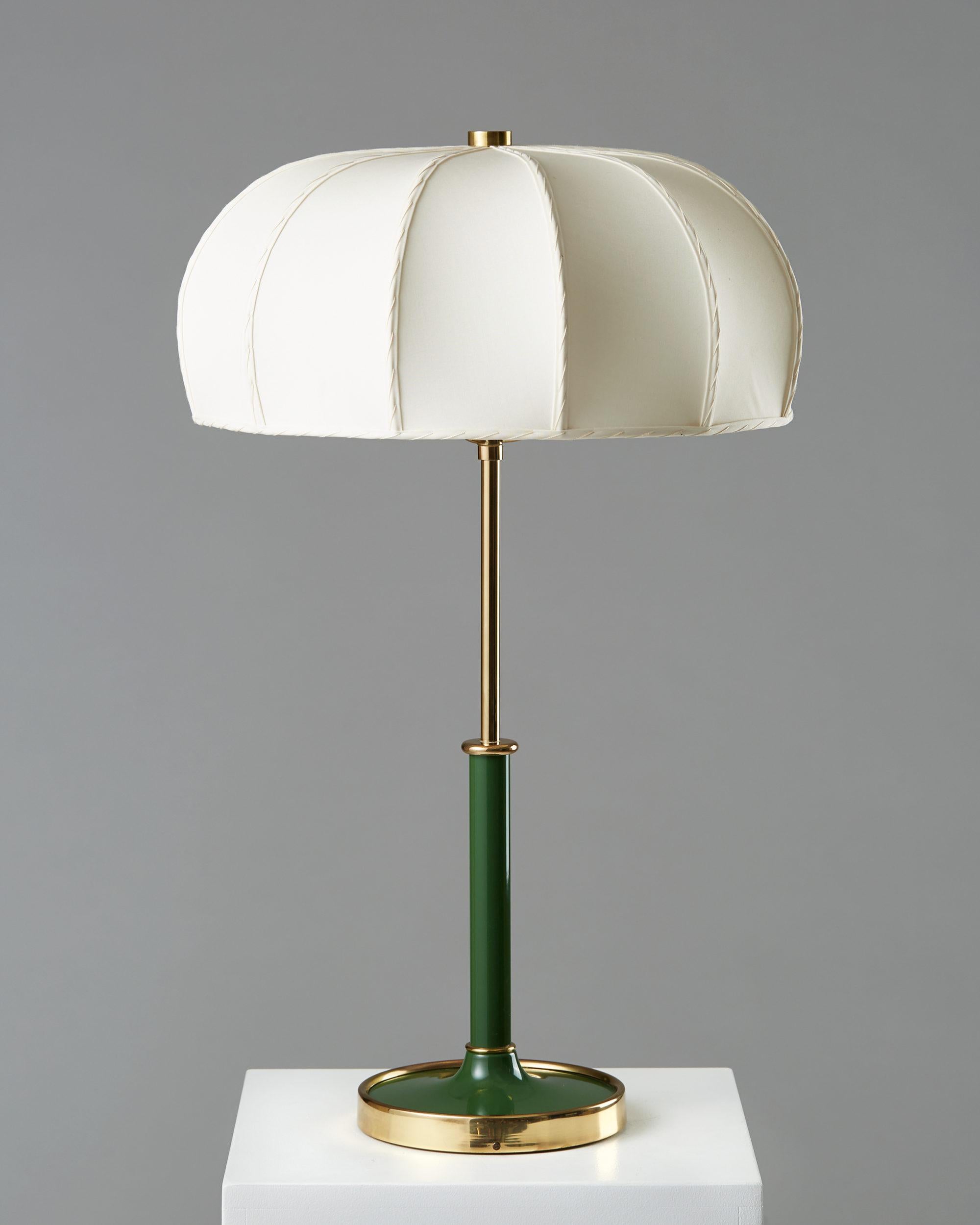 Brass and silk shade.

Measures: H 66 cm/ 26
