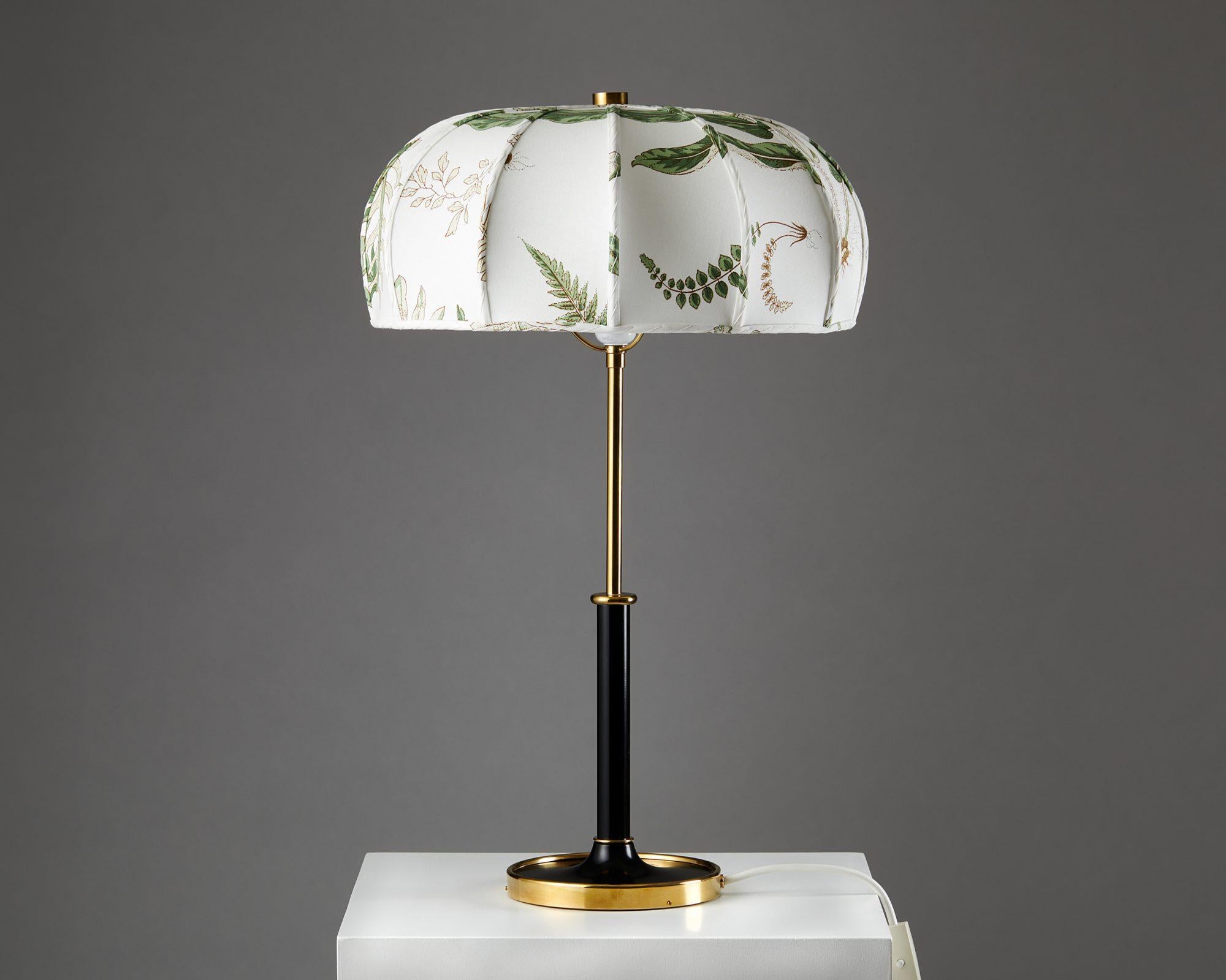 Sweden, 1950s.
Brass and linen shade.

Measures: H 66 cm/ 26