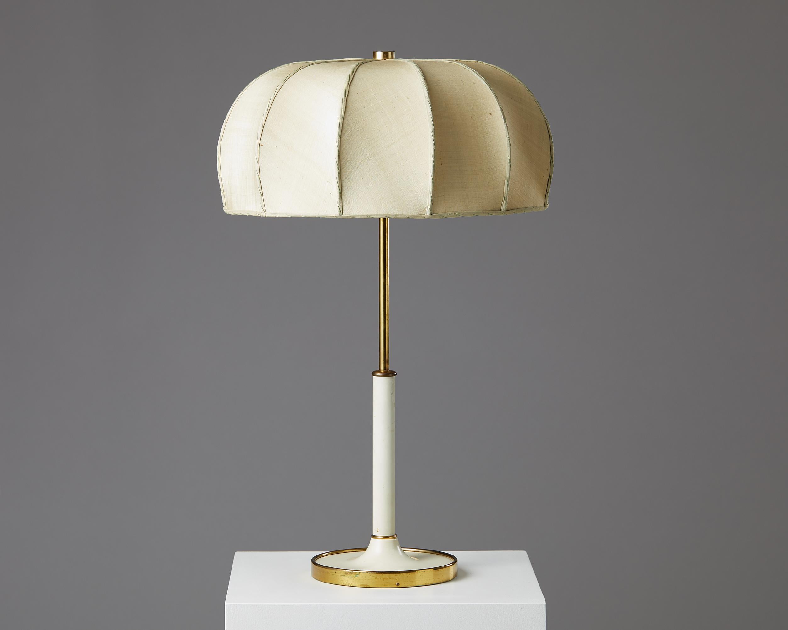 Brass and linen shade.

Measures: H 66 cm/ 26