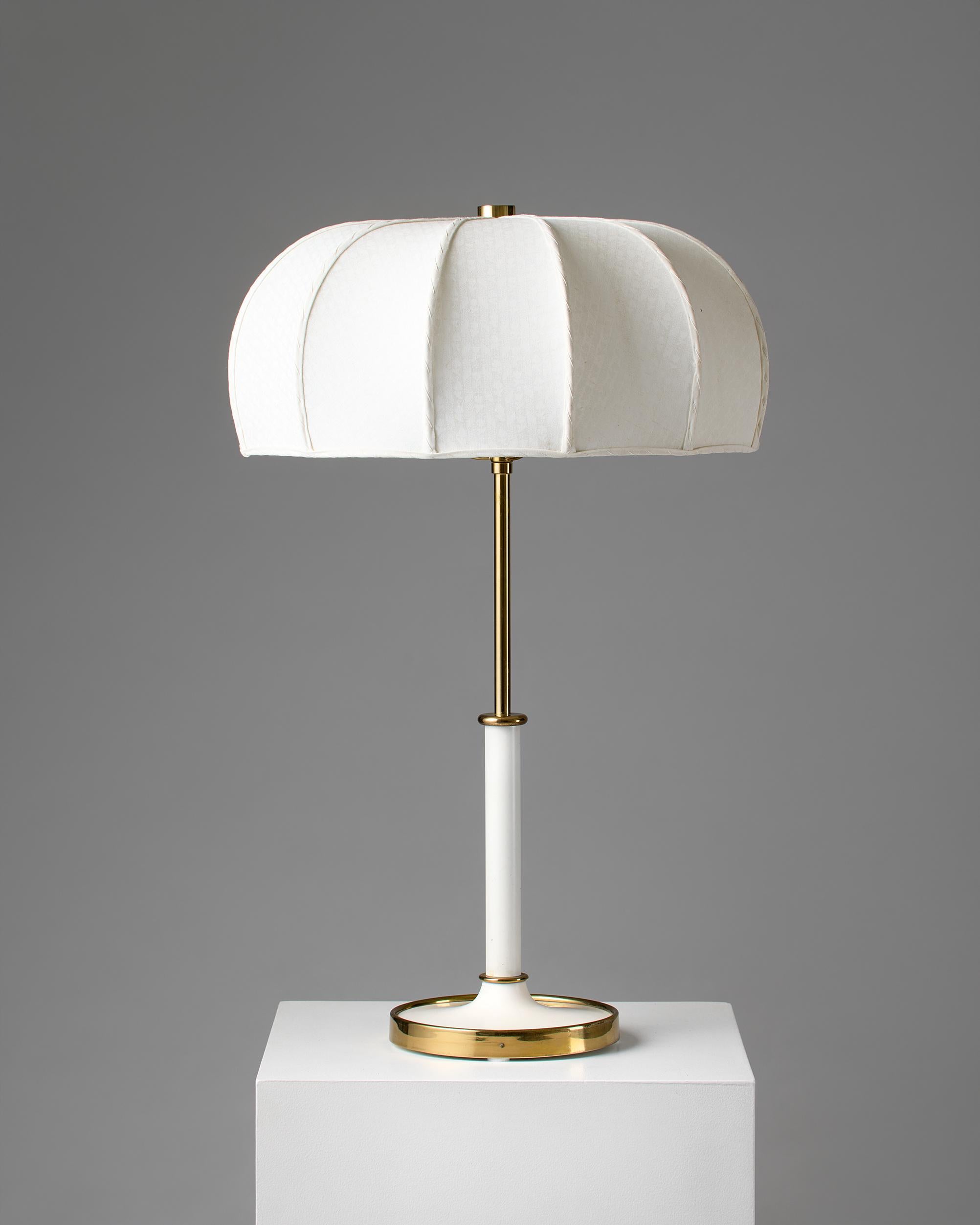 Table lamp model 2466 designed by Josef Frank for Svenskt Tenn, Sweden, 1950s.

Brass and silk shade.

Stamped.

H: 66 cm / 26