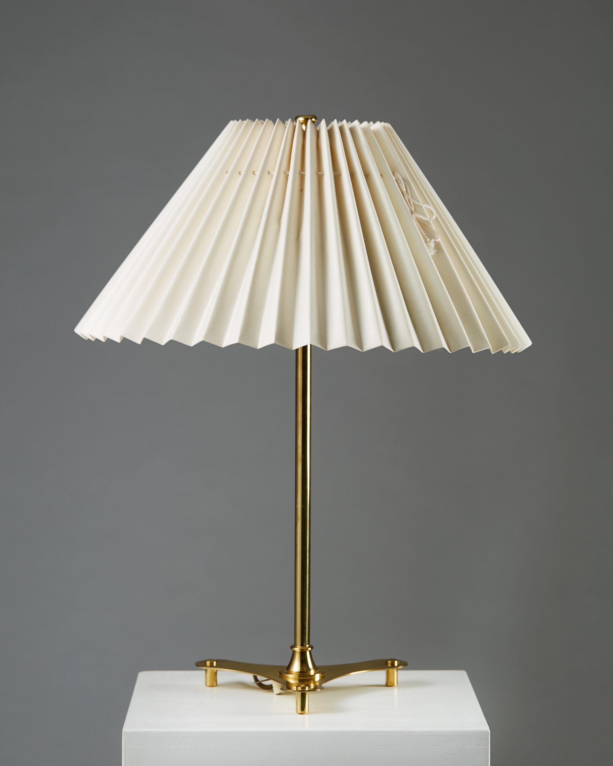 Polished brass with cotton shade.

Measures: H 58 cm/ 22 7/8