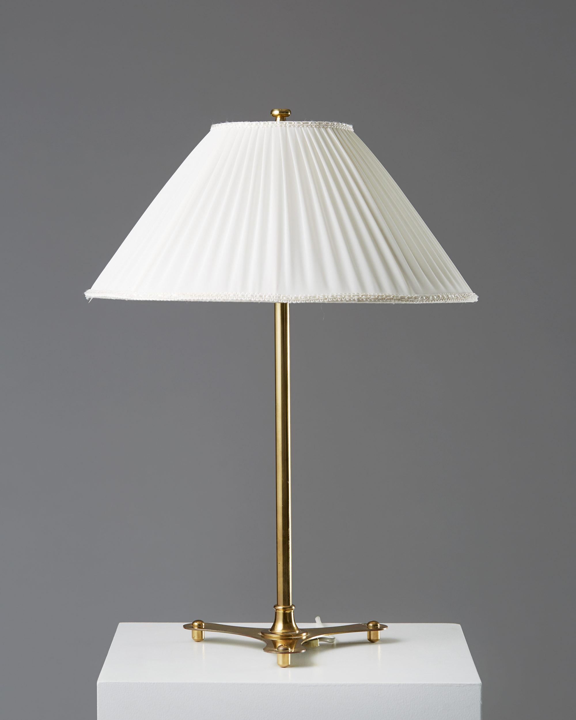 Brass and fabric shade.

Measures: H 57 cm/ 22 1/2