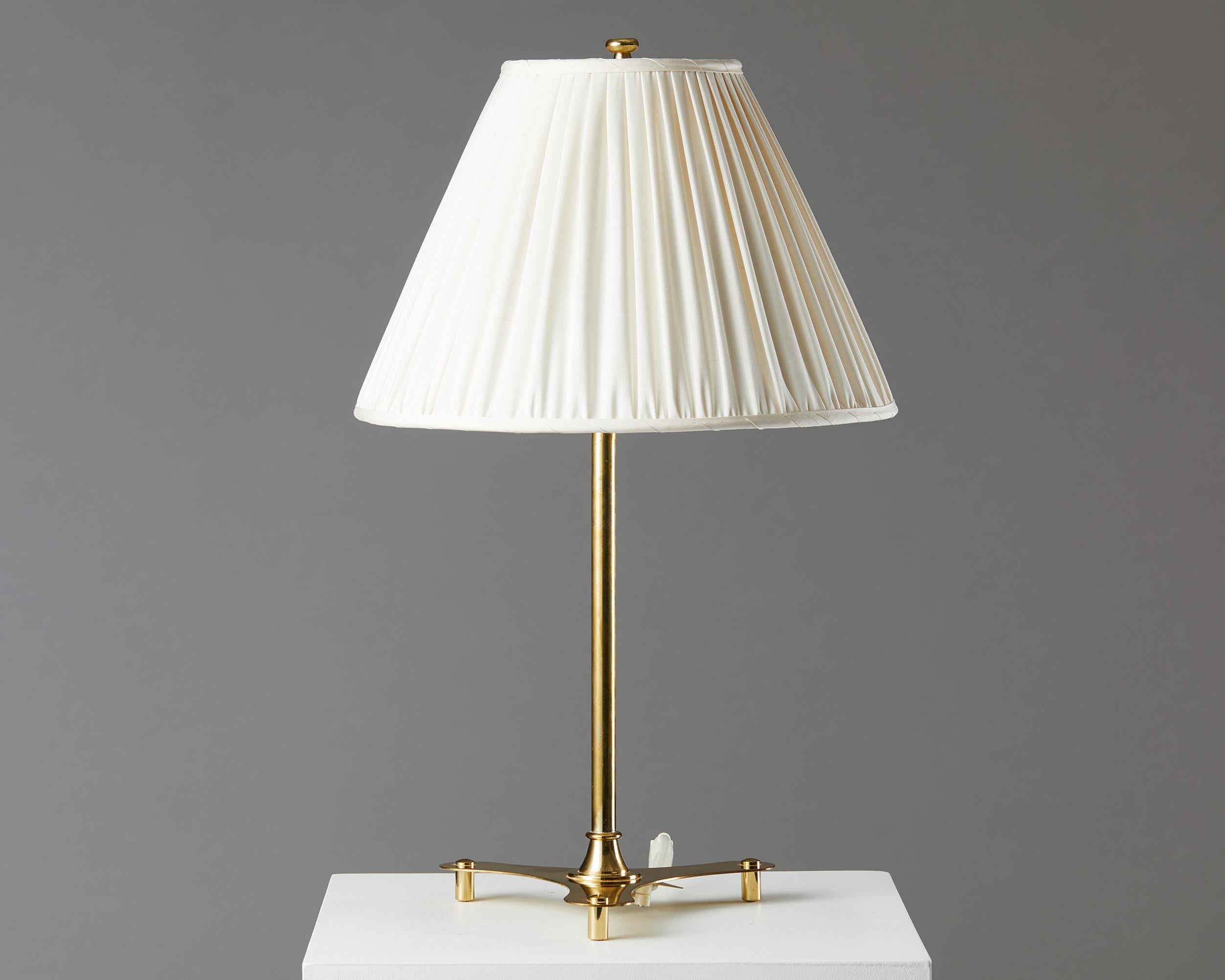 Table lamp model 2467 designed by Josef Frank for Svenskt Tenn,
Sweden. 1950s.
Brass with fabric shade.

Stamped.


Measures: Height: 58 cm / 22 3/4''
Diameter: 35 cm / 13 3/4''.