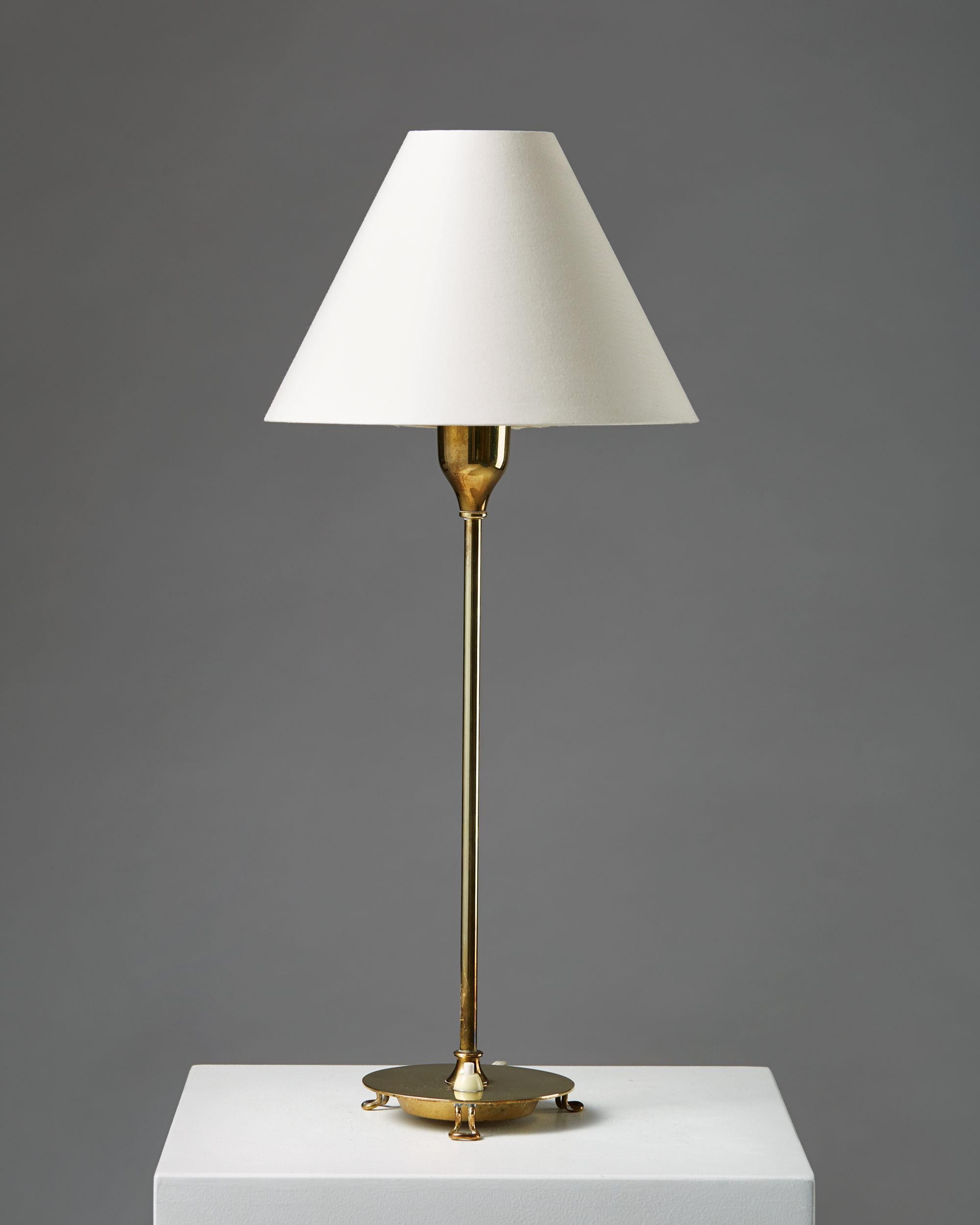 Polished brass with cotton shade.

Measure: H 42 cm.
  