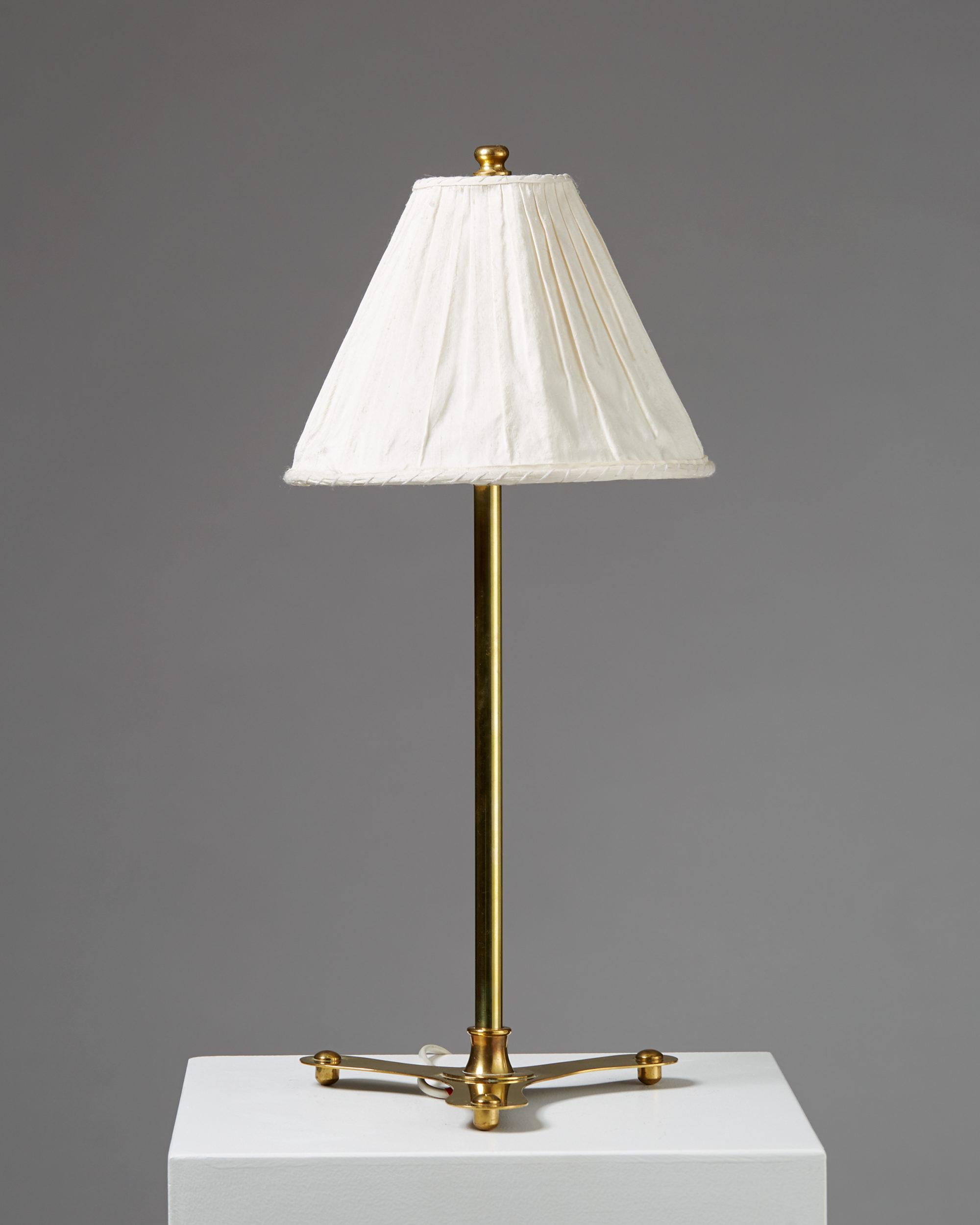 En laiton. Lampe de table Modèle 2552 Designed by Josef Frank for Svenskt Tenn, Sweden, 1950s

Mesures : H 49,5 cm/ 1' 8
