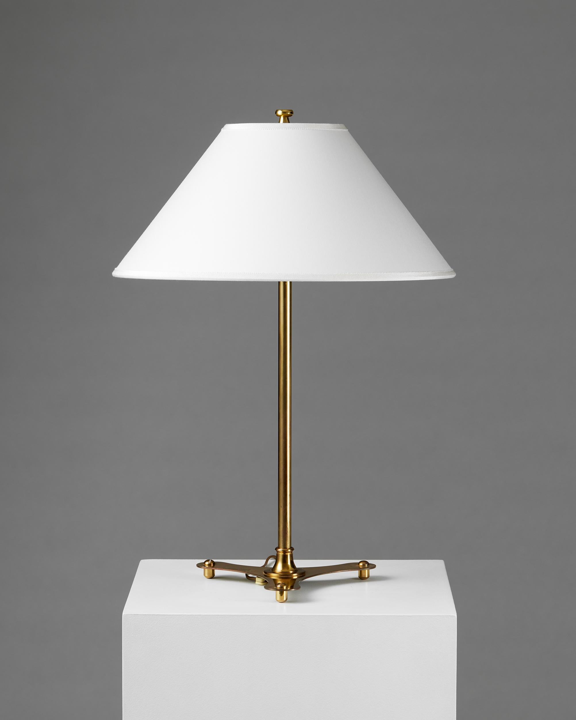 Lampe de table modèle 2552 conçue par Josef Frank pour Svenskt Tenn, Suède, années 1950

Estampillé.

Laiton et textile.

Josef Frank était un véritable Européen, mais aussi un pionnier de ce qui allait devenir le design suédois classique du XXe