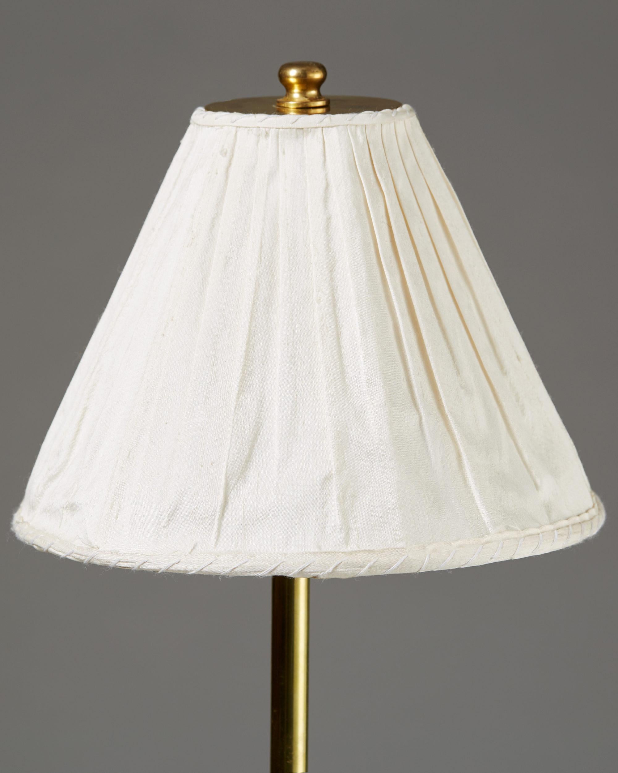 Scandinave moderne Lampe de table modèle 2552 conçue par Josef Frank pour Svenskt Tenn:: Suède. 1950's. en vente